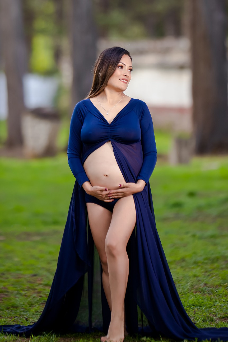 Sesión de embarazo al aire libre en Huancayo - Perú con futura mamá luciendo vestido azul marino y mostrando su vientre.