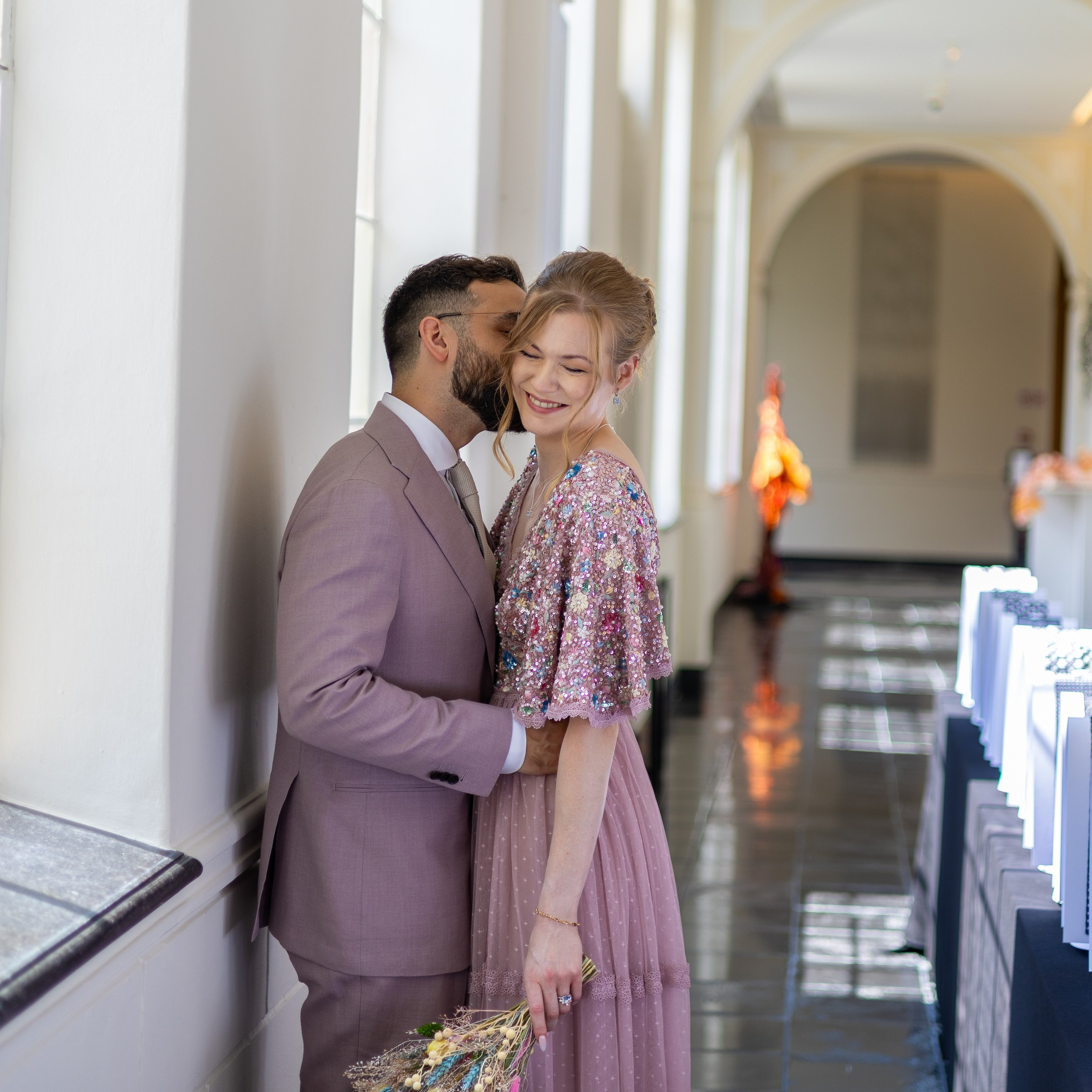 Intieme huwelijksfoto bruid en bruidegom - Kapture Fotografie