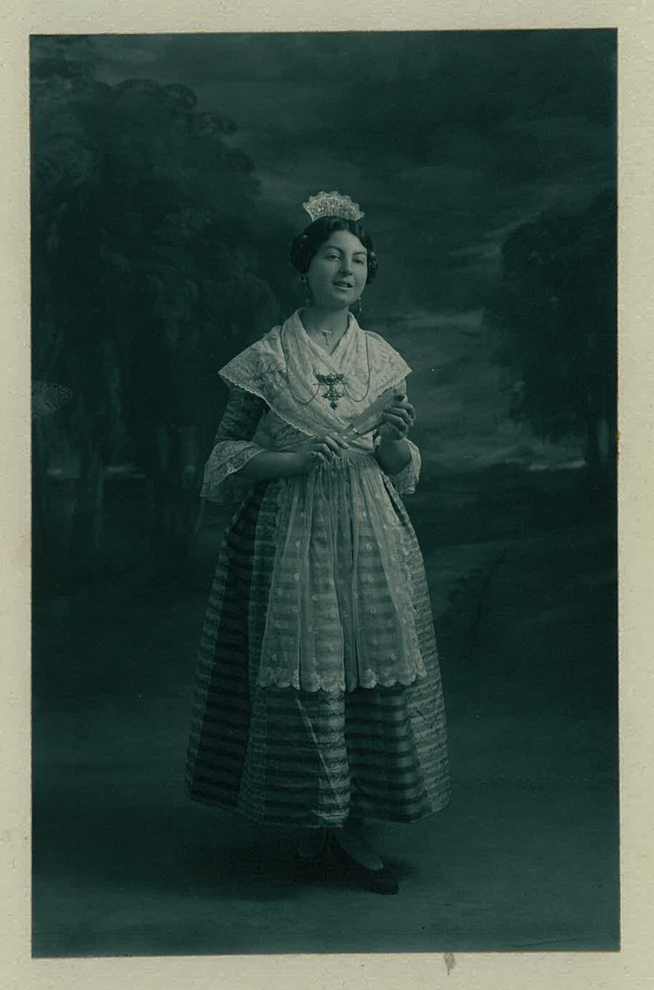 Antique photographs and cameras. Современнные и актикварные украшения в Барселоне, Москве и Санкт-Петербурге