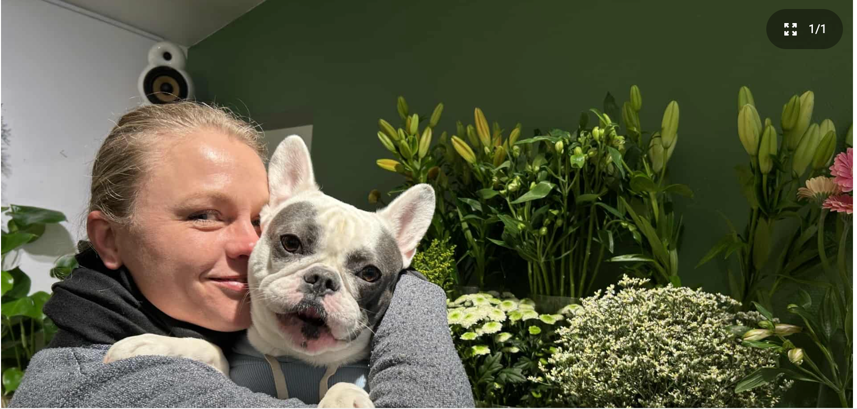 Blossom er en blomsterbutik i Højbjerg, Aarhus, centralt placeret ved Kridthøj Torv, hvor vi siden 2012 har leveret kvalitetsblomster og alle slags binderi til lokalområdet. I 2026 blev butikken overtaget med fokus på at videreføre de stolte traditioner inden for buketter, bryllupsbinderi, sorgsbinderi, kranse og kreativ blomsterdesign i Højbjerg, Aarhus.