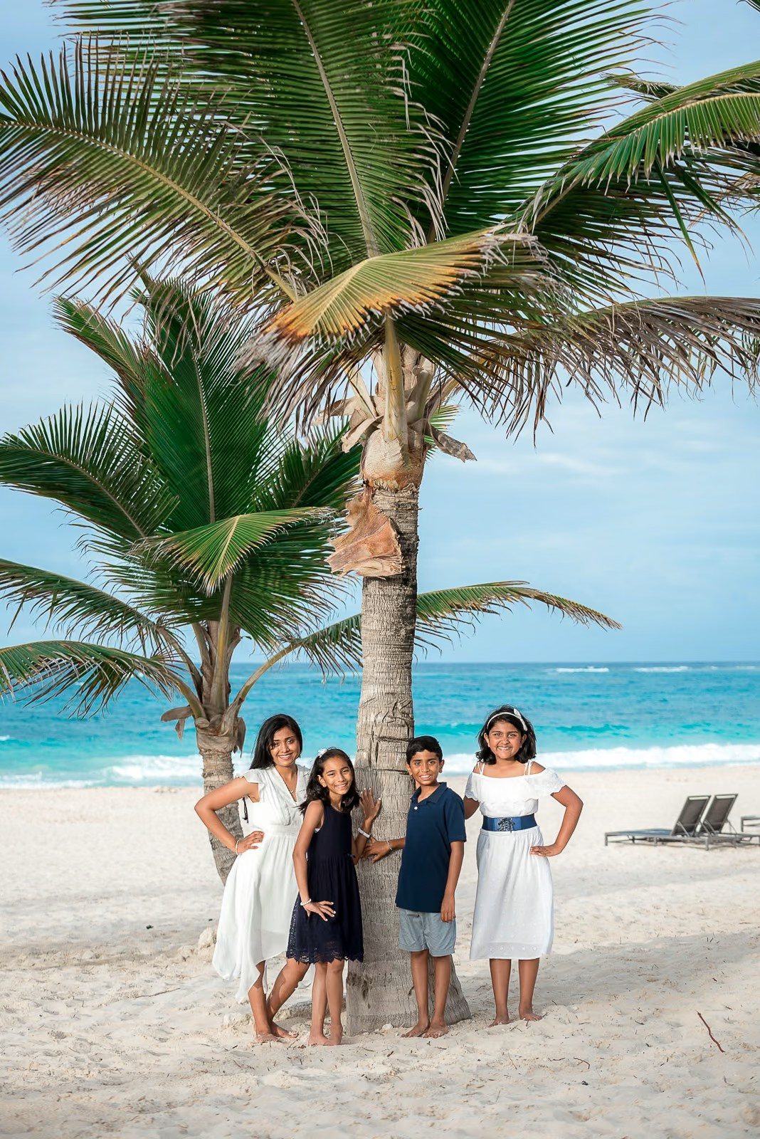 Photoshoot at Bavaro beach for big indian family. Fotógrafo em Punta Cana — Alex Po