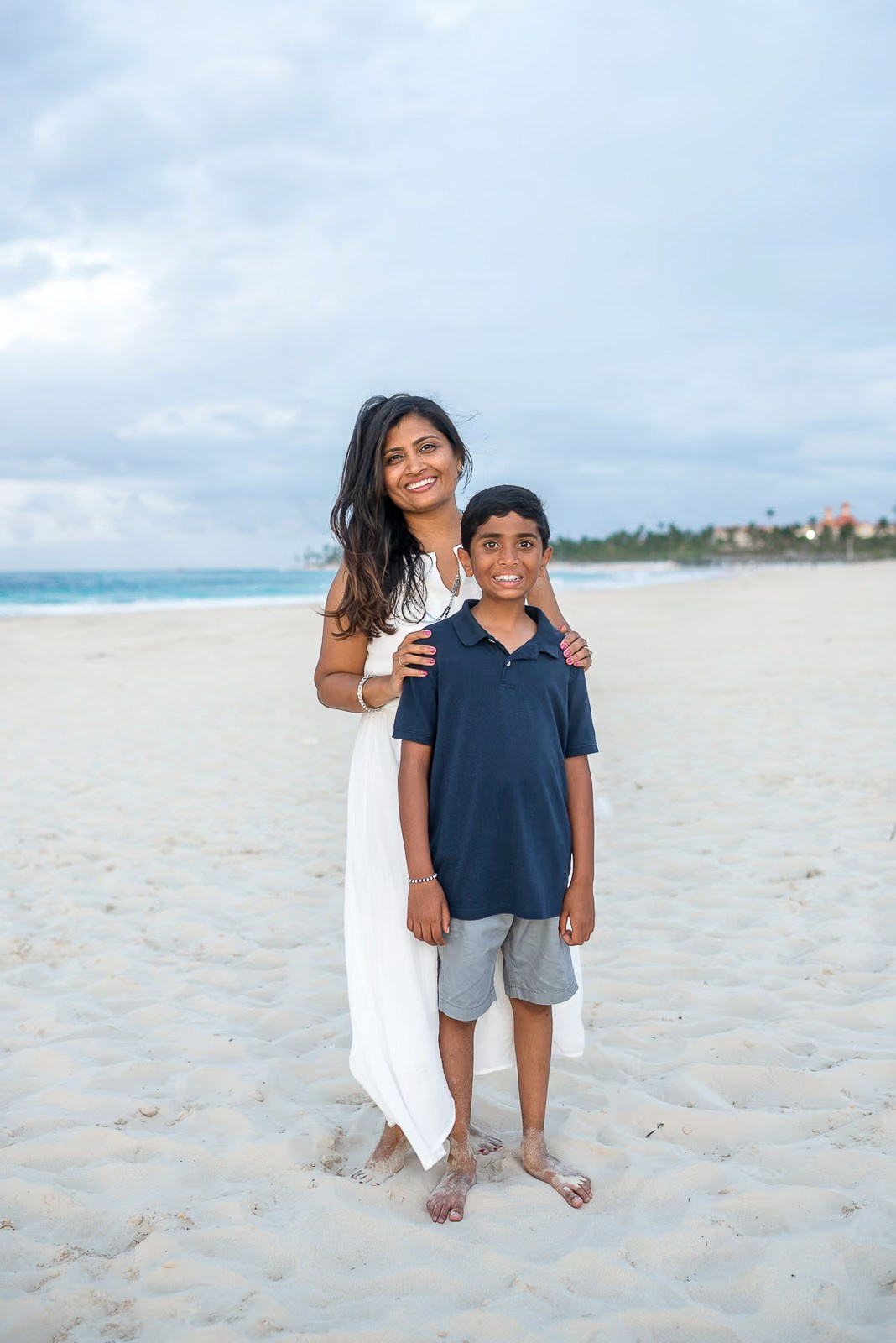 Photoshoot at Bavaro beach for big indian family. Fotógrafo em Punta Cana — Alex Po