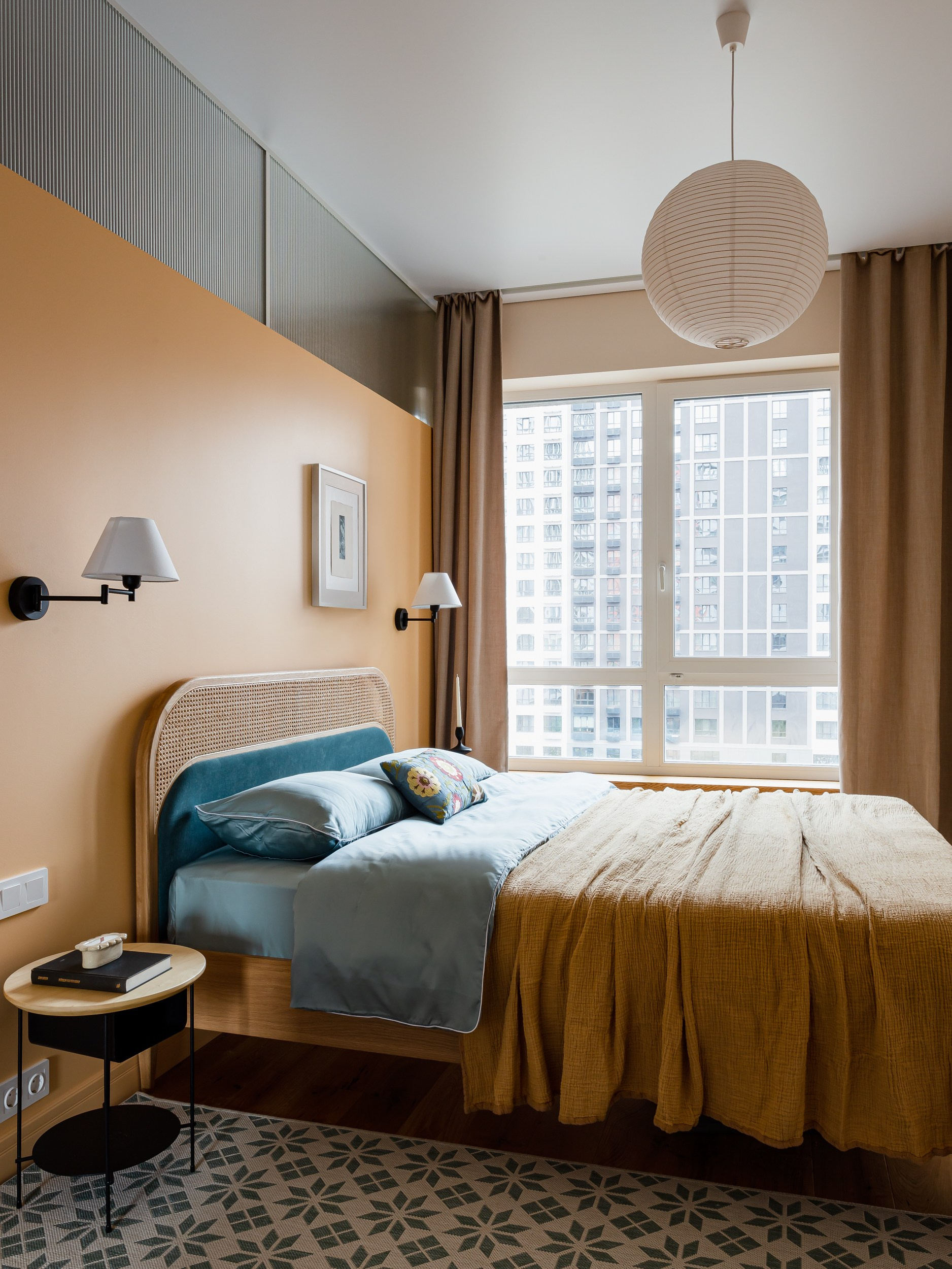 Световое окно в спальне с винтажной мебелью и желтыми стенами