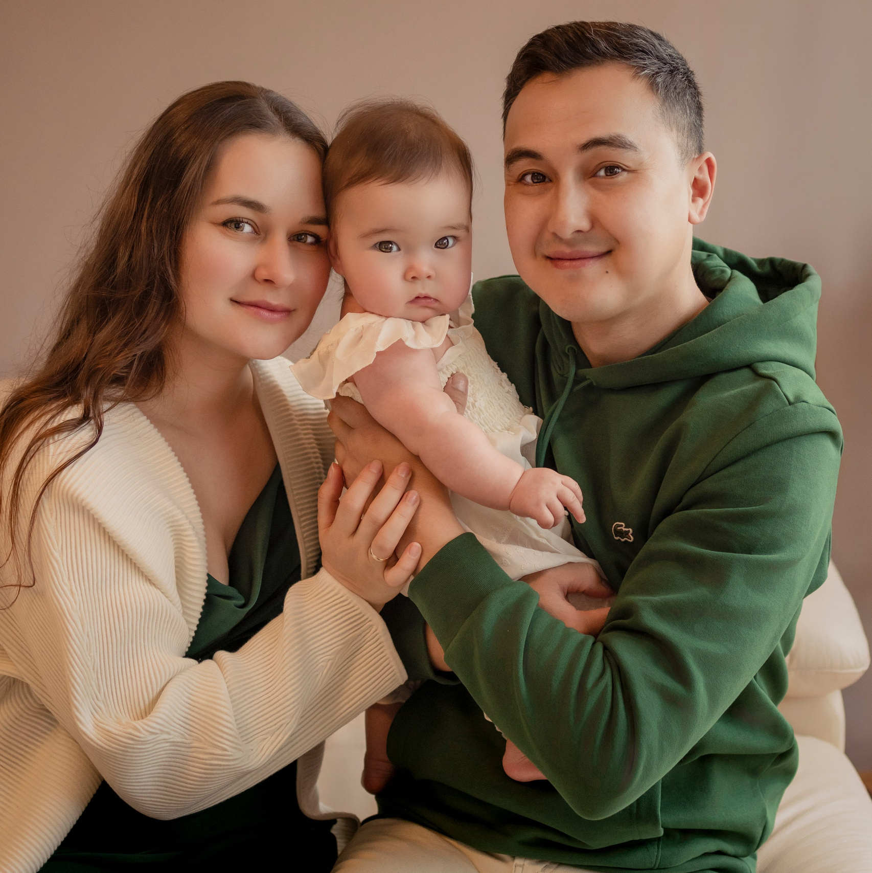 Christmas Photo Shoot in Dresden — Cozy Studio, Dresses & Family Memories. Family & Maternity Photographer in Dresden Tatiana Mudryak