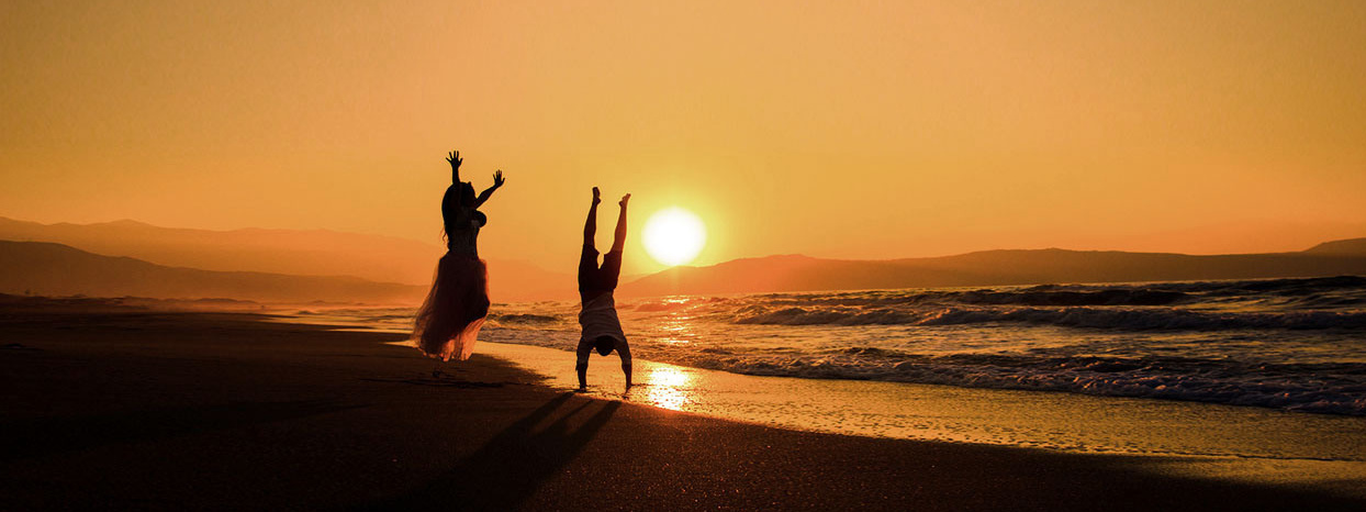 Молодожены на пляже на закате Крит, Греция. Фотограф Екатерина Романова, свадьба в Греции.