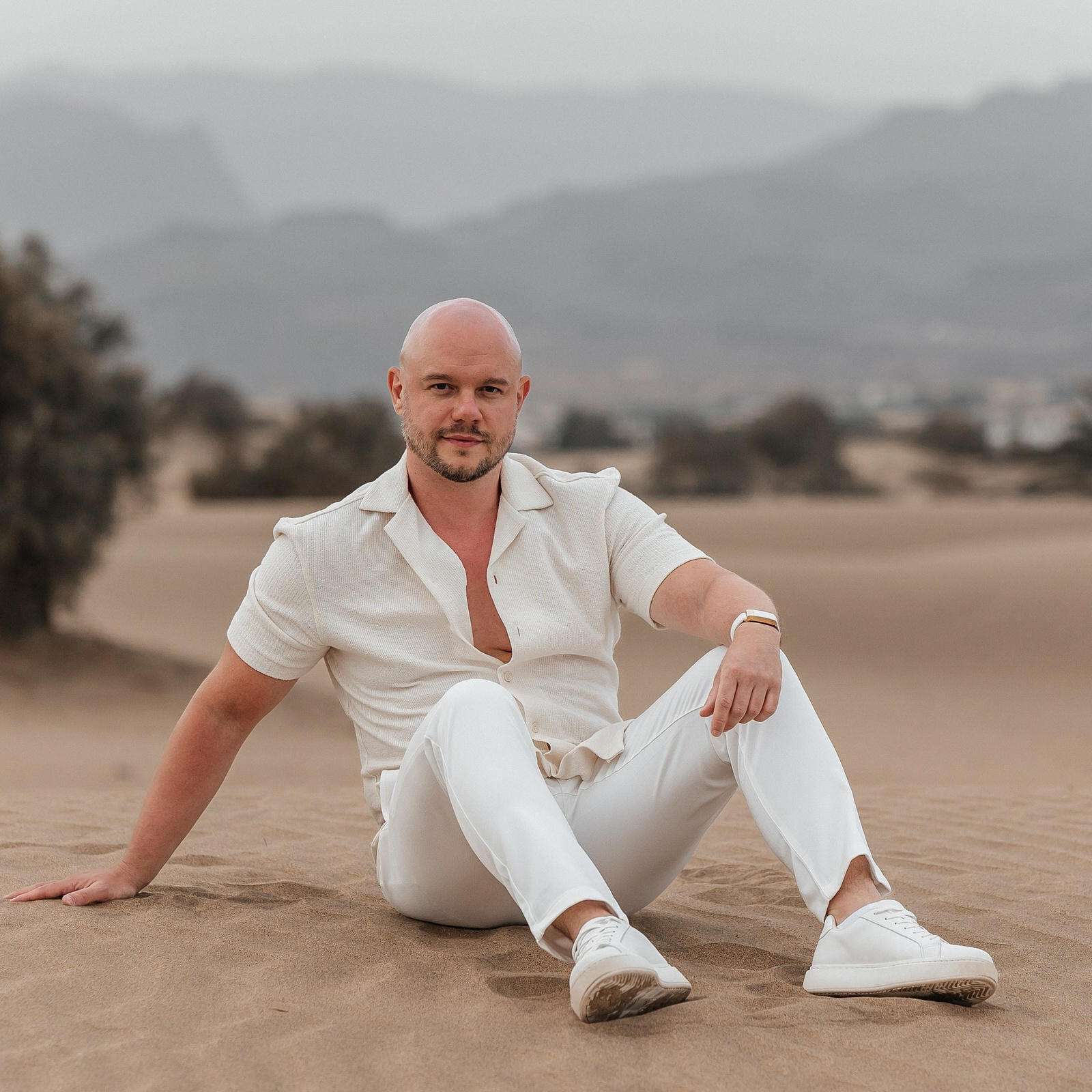 Portraits dans les dunes de MaspalomasSéance photo au coucher du soleil dans les dunes de Maspalomas, textures de sable changeantes et lumière dorée.