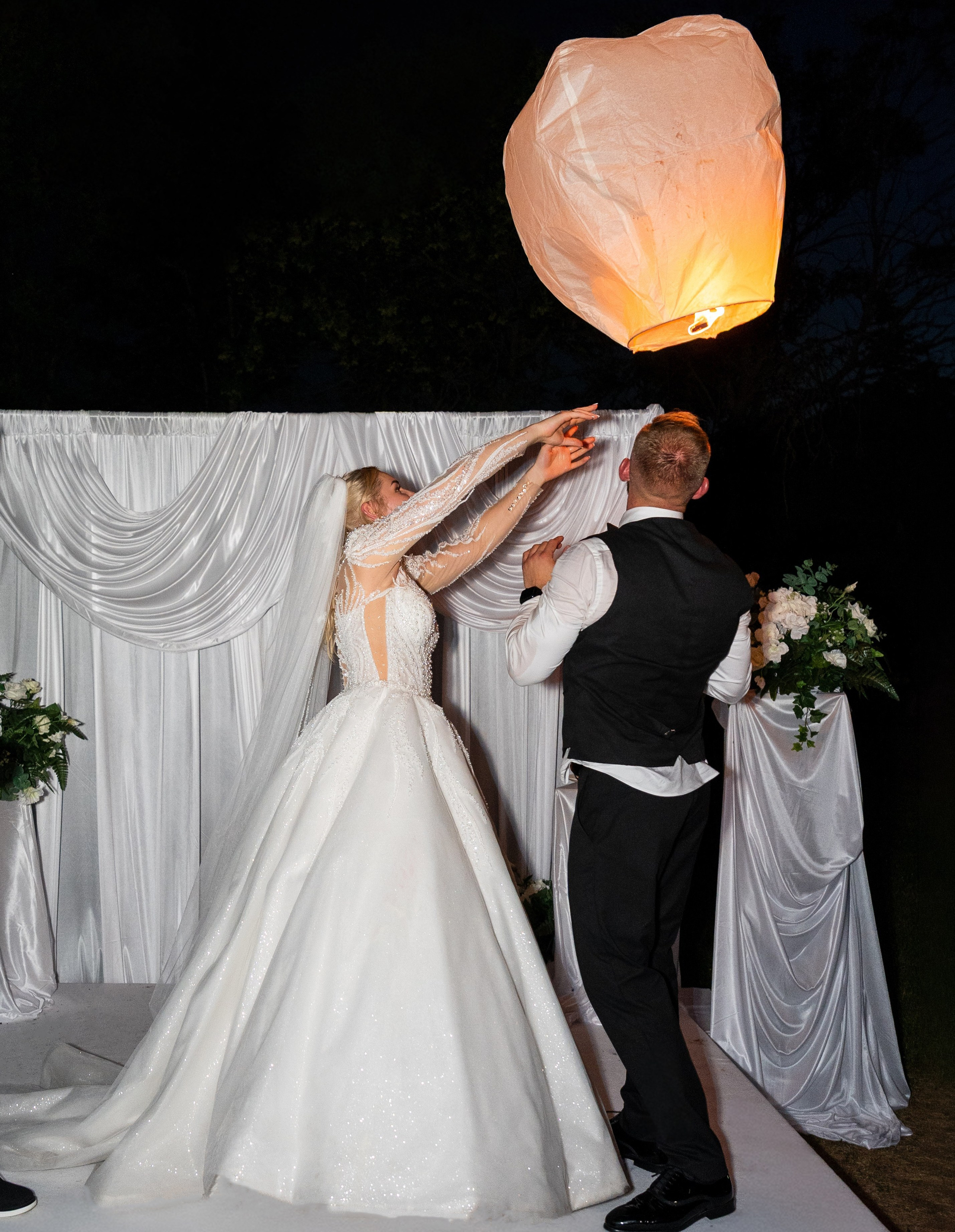Para Młoda wypuszczająca lampion szczęścia podczas wieczoru weselnego we Wrocławiu
