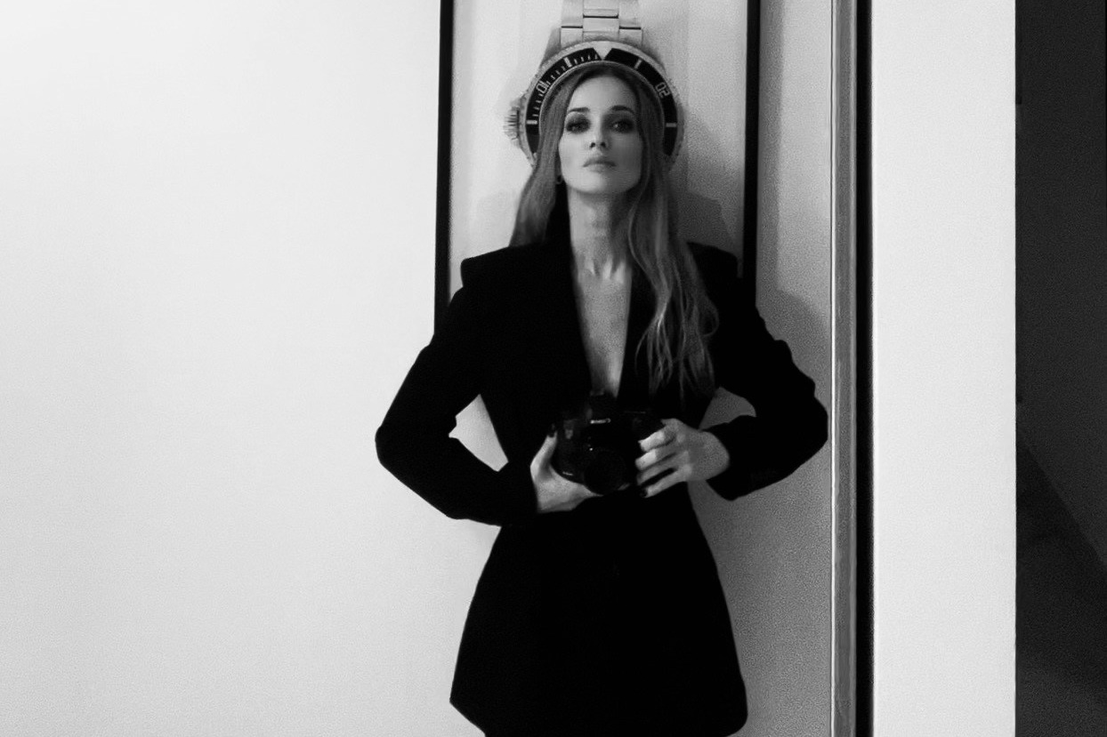 portrait noir et blanc stylé, femme en costume noir chic dans un intérieur design