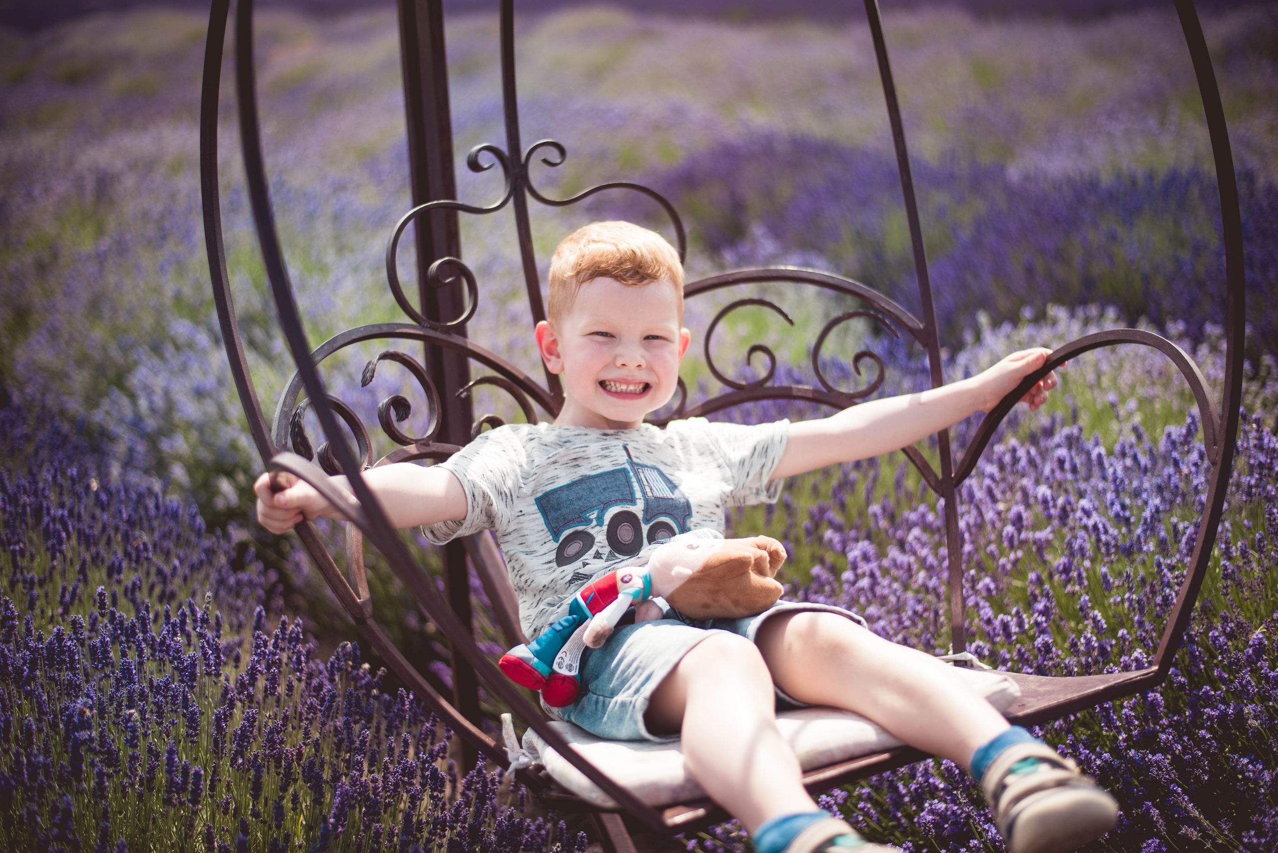 💜 Fotenie v levanduliach 🟢 Rezervácia termínov. Rodinná a svadobná fotografka v Bratislave | Prezrite si portfólio