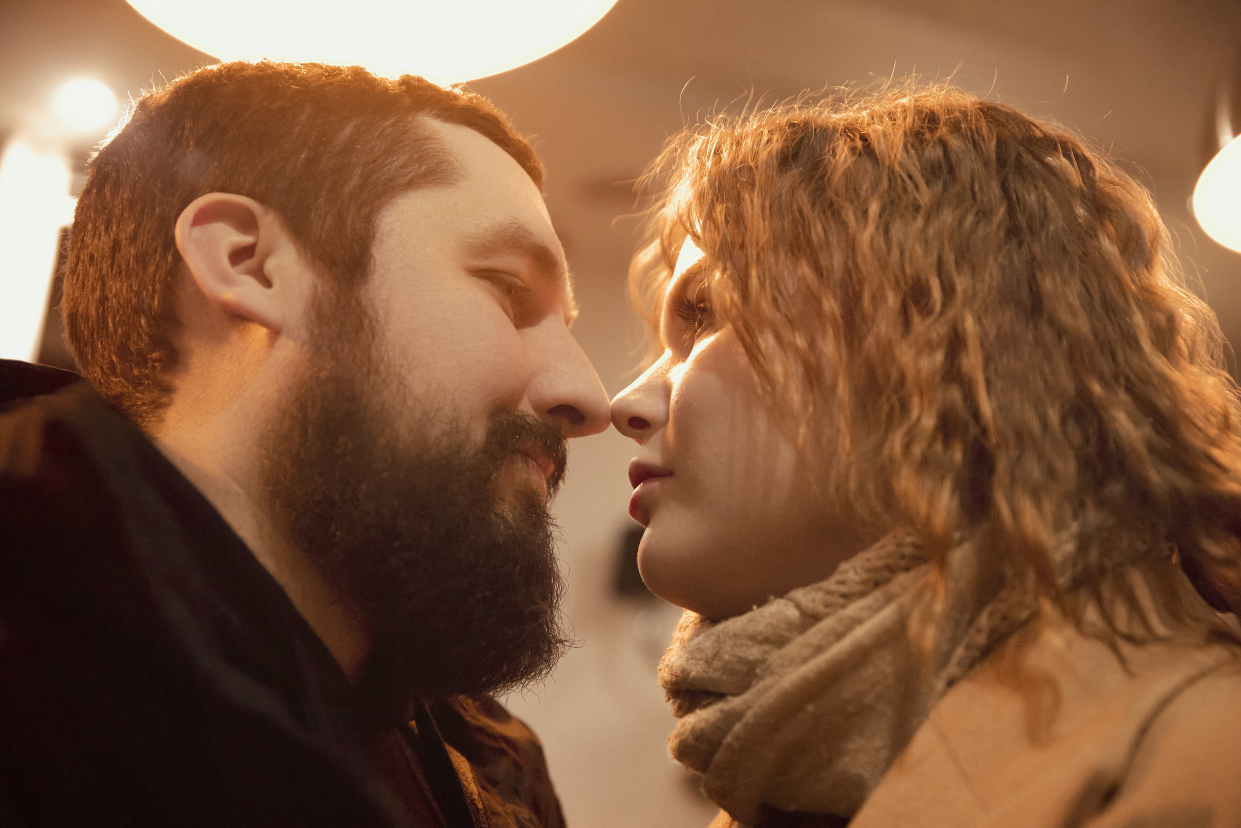 Любовная история, парень и девушка смотрят в глаза друг другу.