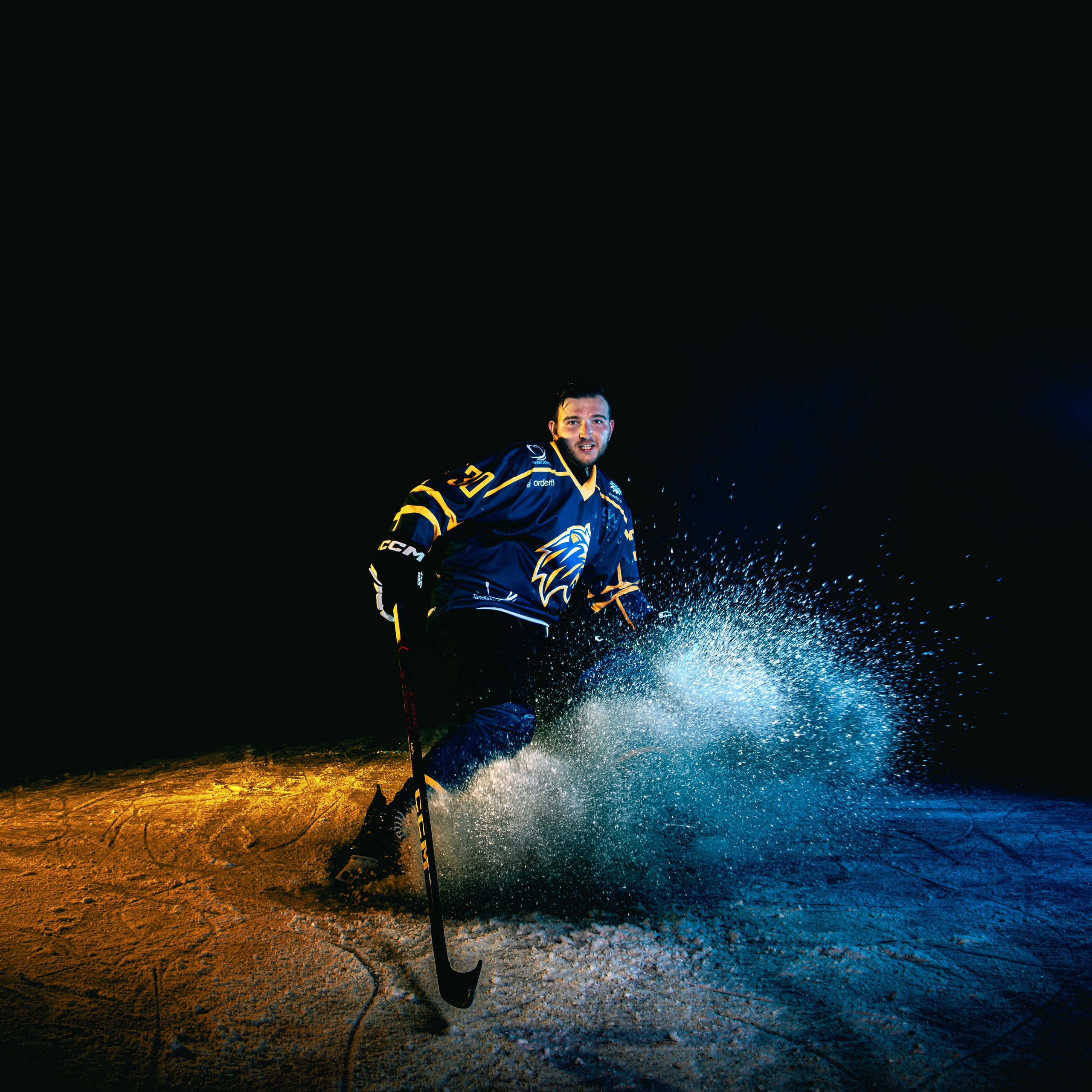 Stoere ijshockey foto met dramatische belichting en intens effect vastgelegd door Kapture Fotografie