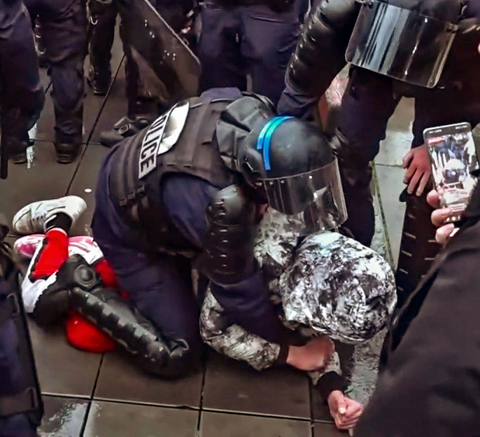 Manifestation. Le policier et le jeune. Natalia Bogdanovska. Films et photographie corporate en France