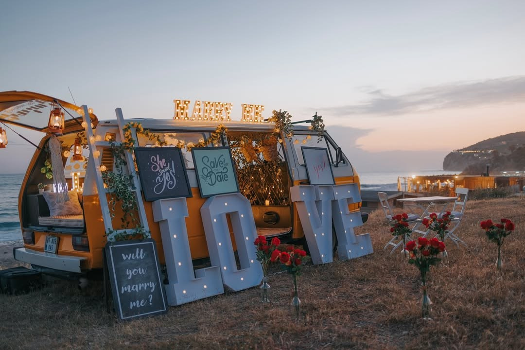 Домик на колёсах у моря (Van proposal). Wedding Turkiye