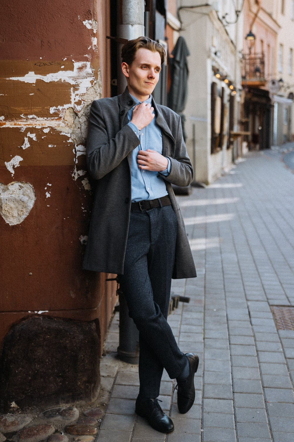 Vyro verslo portretas Vilniuje su smart casual įvaizdžiu