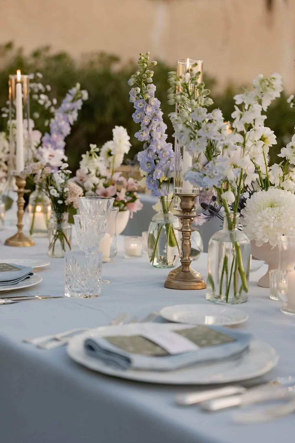 Elegant table decor with natural-toned flowers