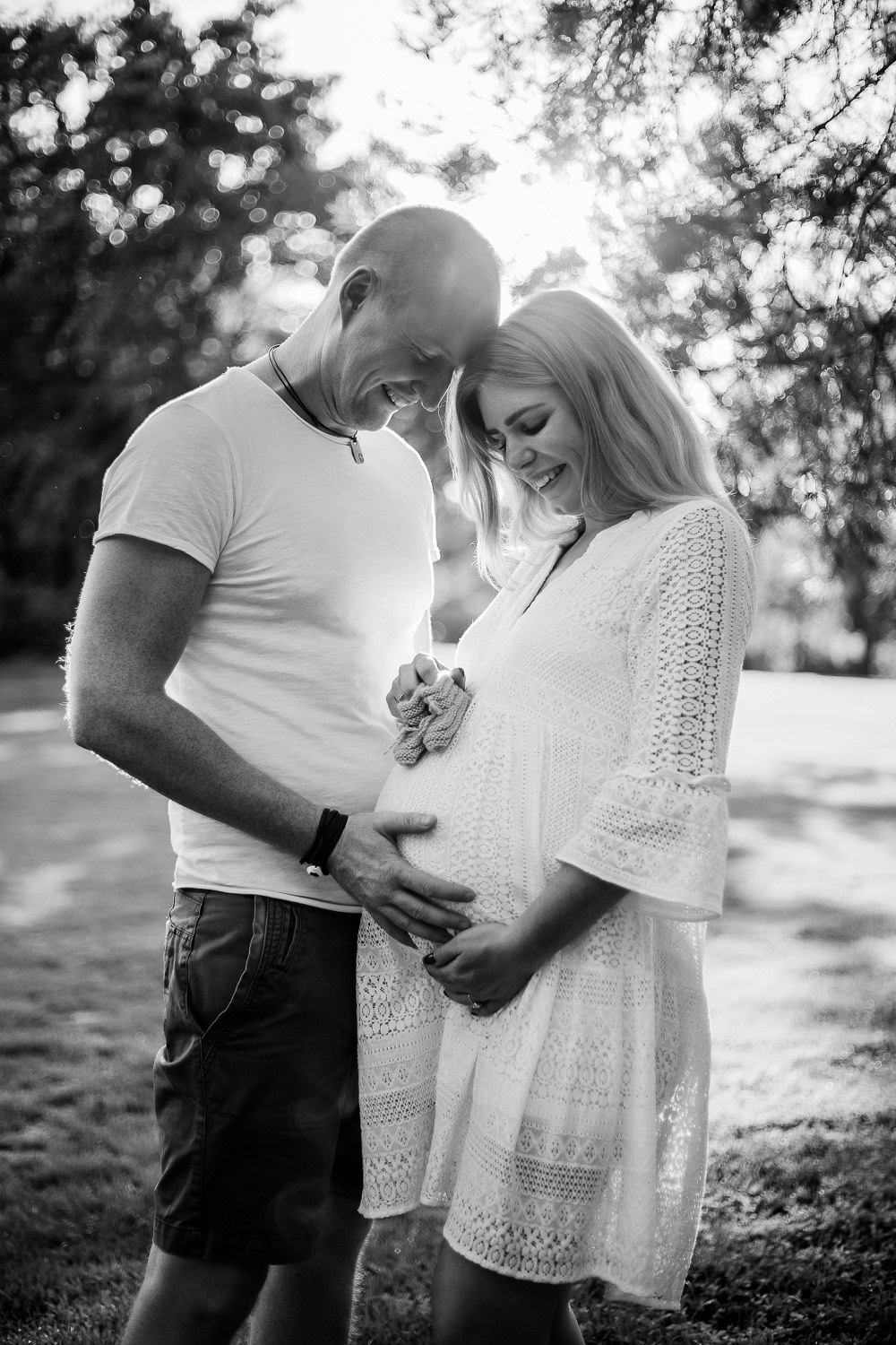 Babybauchshooting in Sommer in Wertwiesenpark in Heilbronn