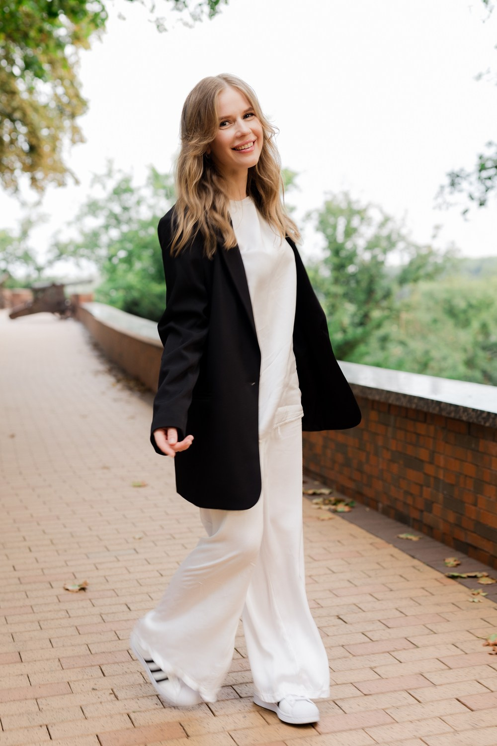 Портретна фотографія гарної дівчини в парку