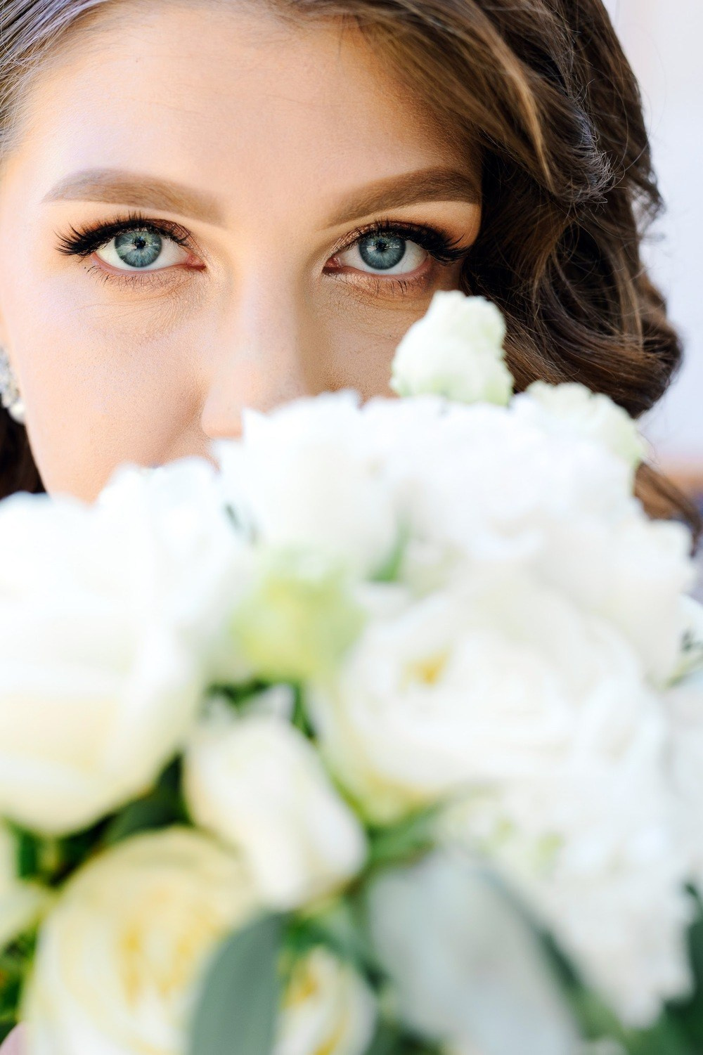 Фотографія нареченої яка тримає в руках букет білих квітів