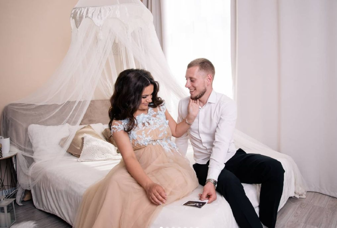 Зворушлива фотосесія вагітної жінки , зроблена Анастасією Залужною в Мангеймі. Ідеально для збереження особливих моментів очікування малюка. Emotionale Fotosession einer schwangeren Frau in der Natur, aufgenommen von Anastasia Zaluzhna in Mannheim. Perfekt, um die besonderen Momente der Schwangerschaft festzuhalten.