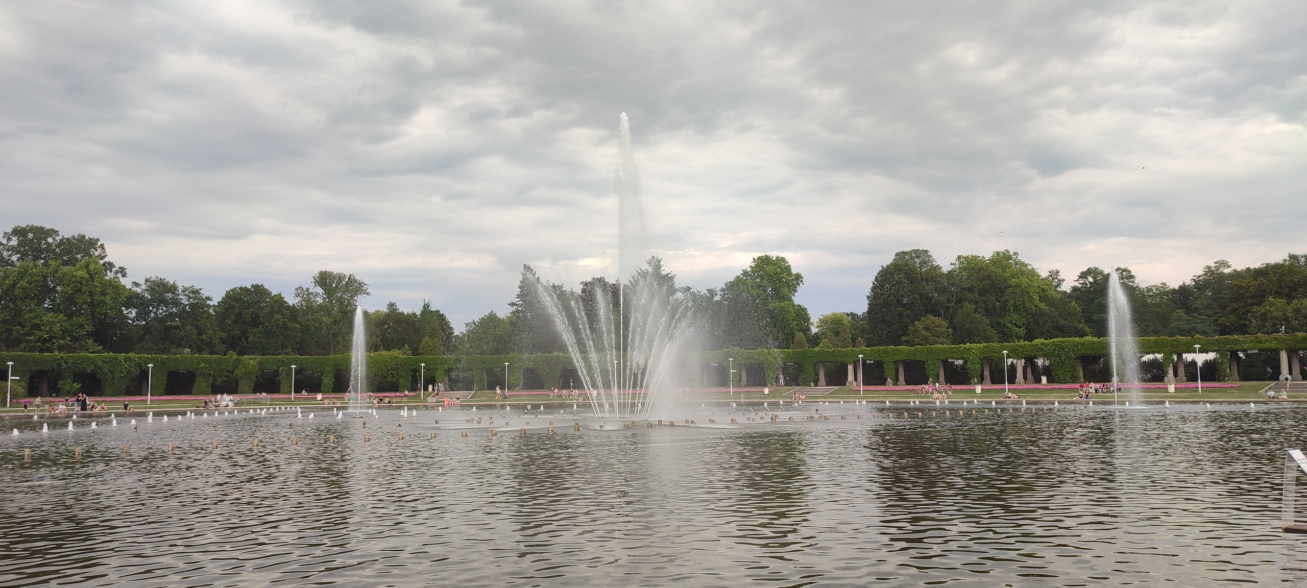 Панорамний вид на музикальні фонтани Hala Stulecia вдень