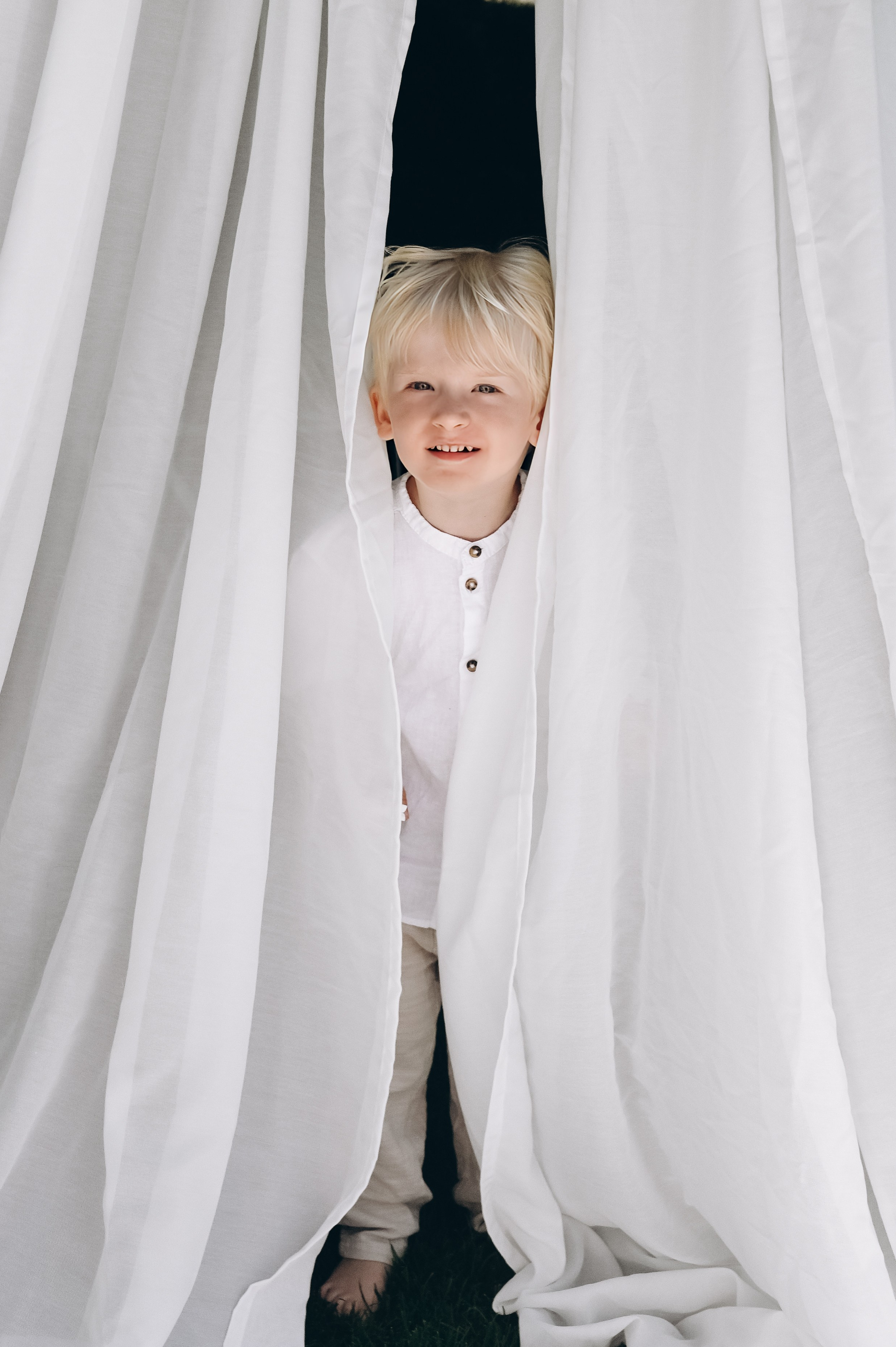 Familienfotografie mit glücklichen Kindern in entspannter Atmosphäre