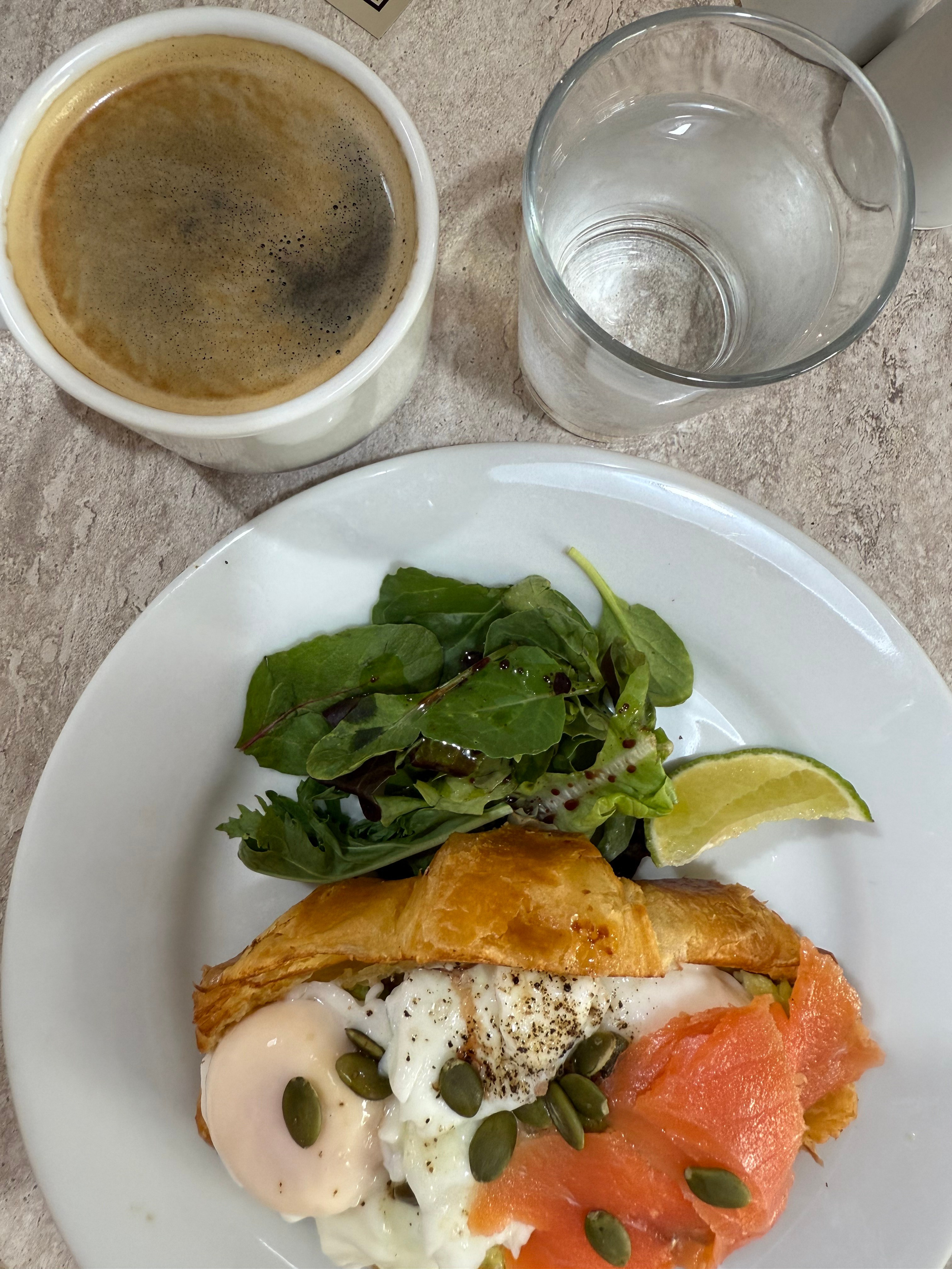 9 Tage in der Türkei: Entspannt und locker. Zwei Tage in jeder Stadt: Istanbul, Antalya, Kaş und ein Villenaufenthalt mit Bergblick