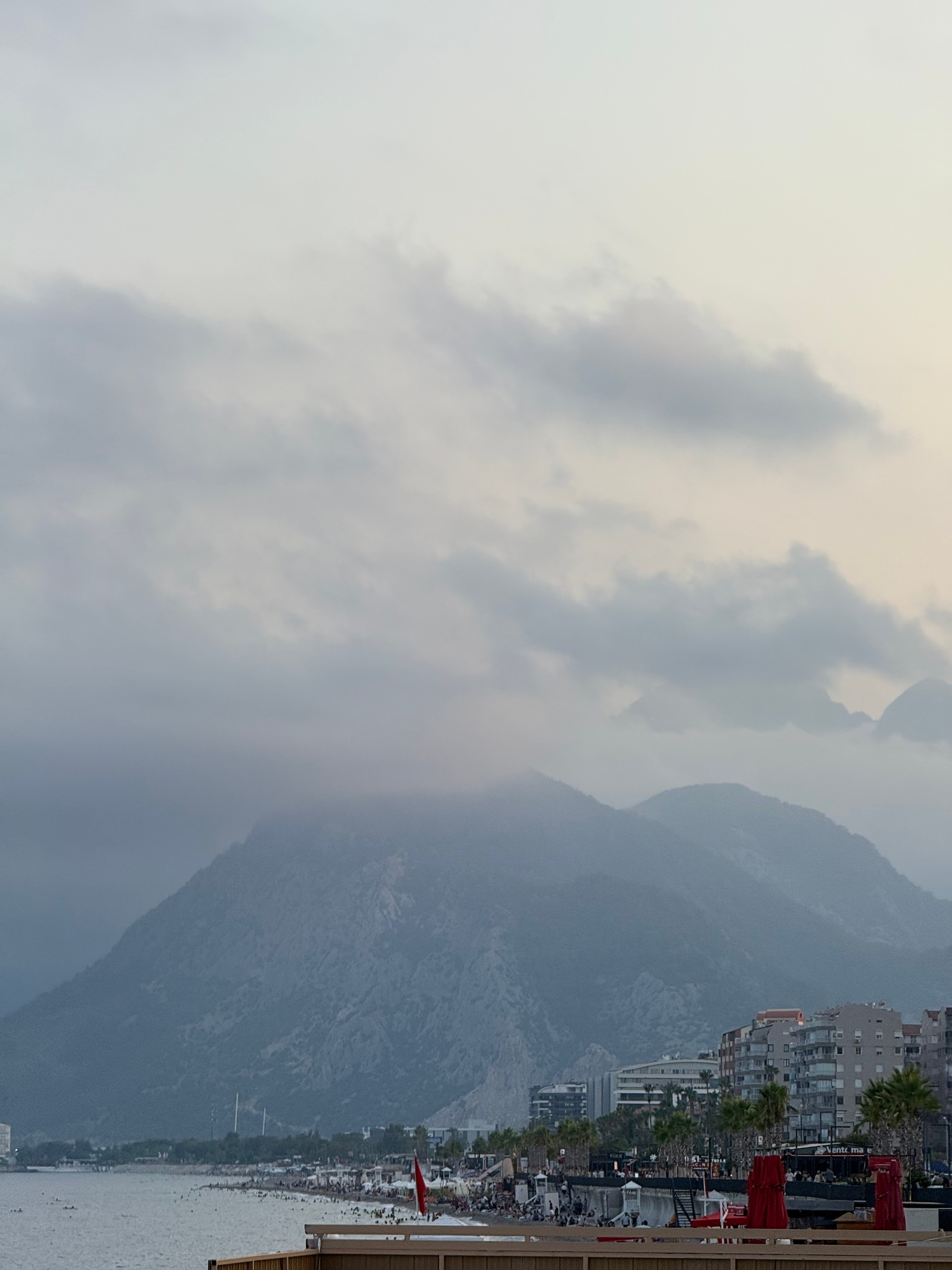 9 Tage in der Türkei: Entspannt und locker. Zwei Tage in jeder Stadt: Istanbul, Antalya, Kaş und ein Villenaufenthalt mit Bergblick