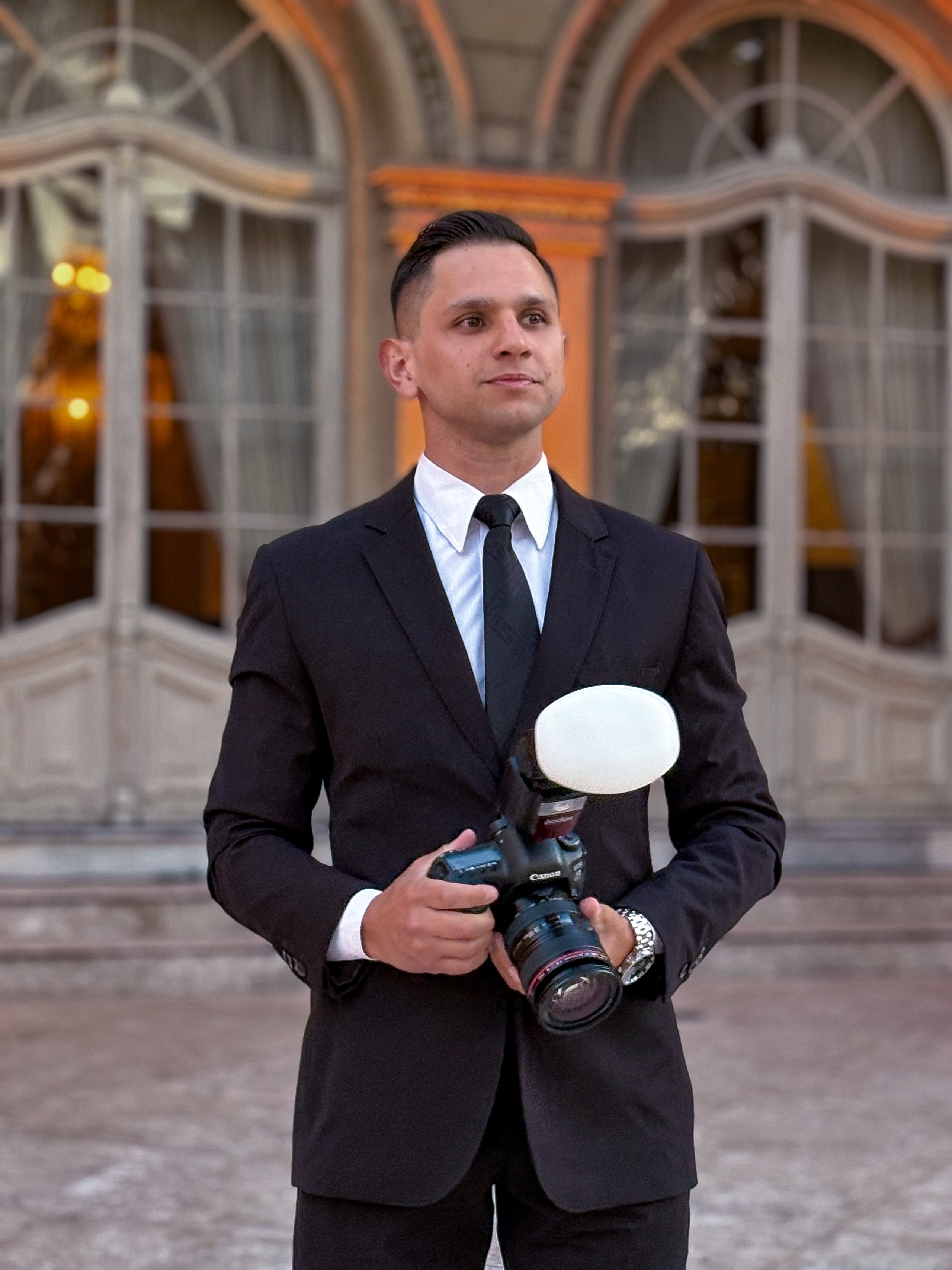 Luiz Zanon Fotógrafo em frente o castelo Batel em Curitiba