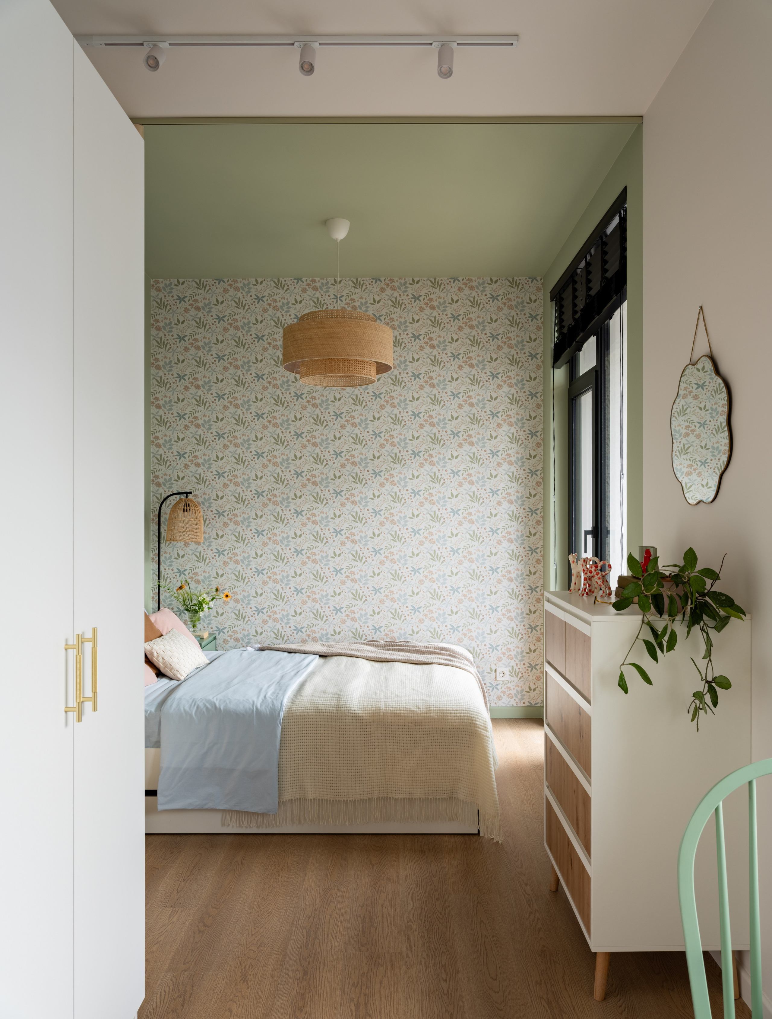 Интерьер маленькой квартиры со стеклоблоками и цветочными обоями