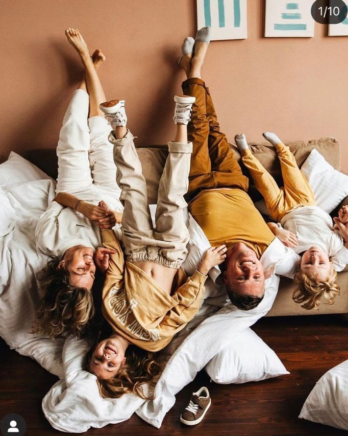 Новорічна фотосесія 2025-26: вдома, у студії та на вулиці — ідеї, кольори, образи. Сімейний фотограф Київ Наталія Шкаврон