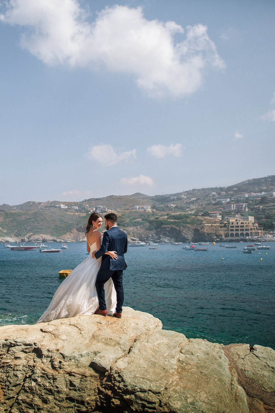 Молодожены на скале над морем на Крите. Фотограф в Греции Екатерина Романова, организация свадьбы.