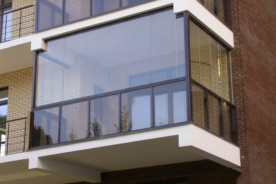 Французский балкон в верхней части застекленный подвижными сегментами стекла, а в нижней - неподвижными.