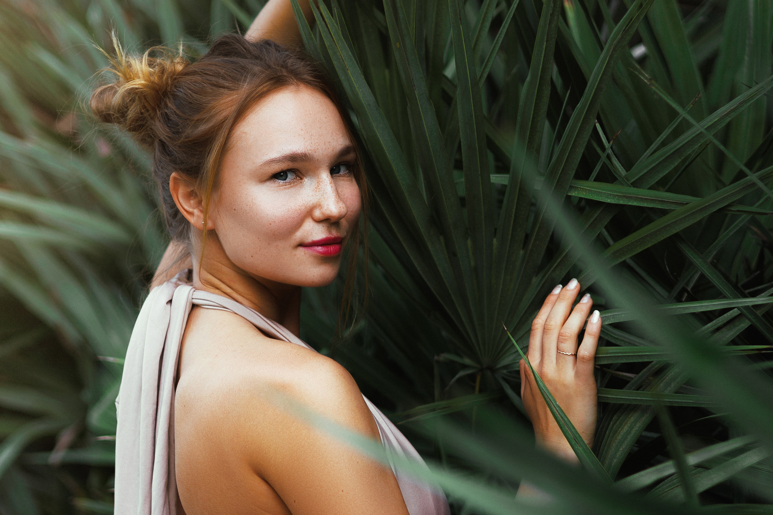 Красивая девушка отражена в зеркале с цветным светом