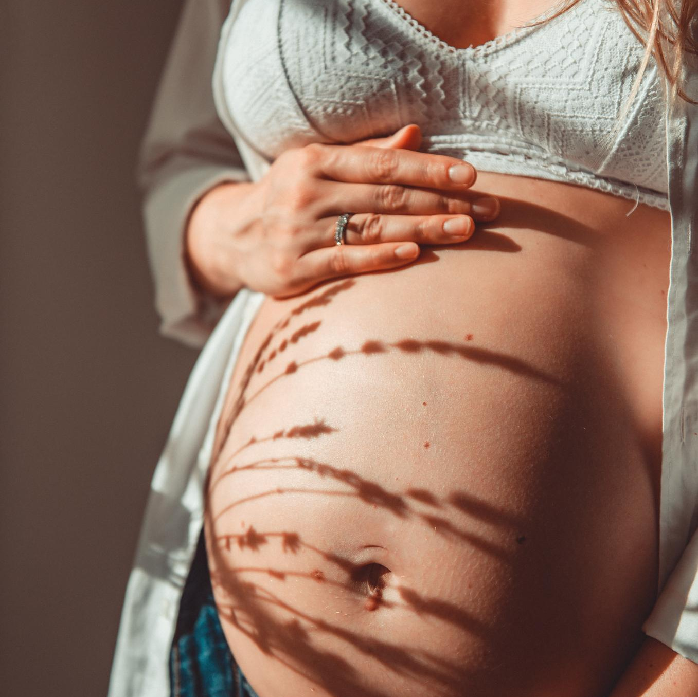 Schwangerschaftsfotografie I Babybauch I Fotografin Lily Walter Regensburg I München. Lily Walter | Hochzeitsfotografin Regensburg | München