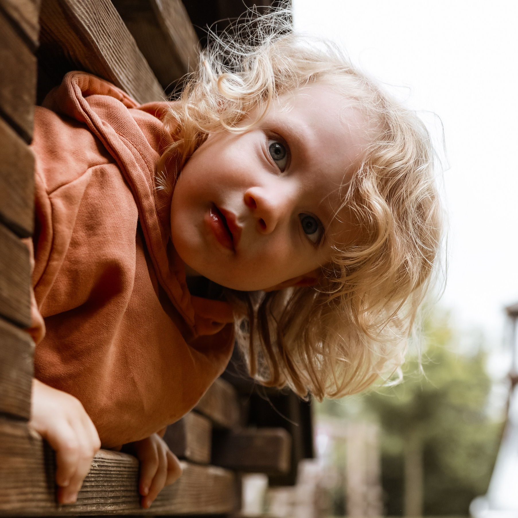 „Zeitlose Kindergartenfotografie in Speyer – lachende Kinder beim Spielen im Garten“