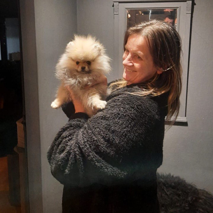 Доставка домашних животных: девушка с питомцем готовится к поездке в аэропорту