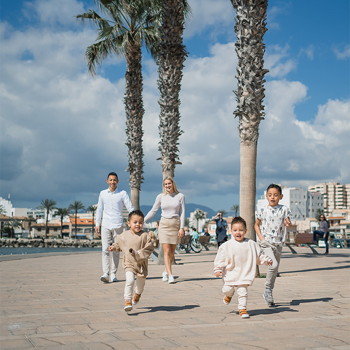 Was anziehen für ein Fotoshooting am Strand auf Mallorca. Deine Fotografin auf Mallorca für Familien und Business