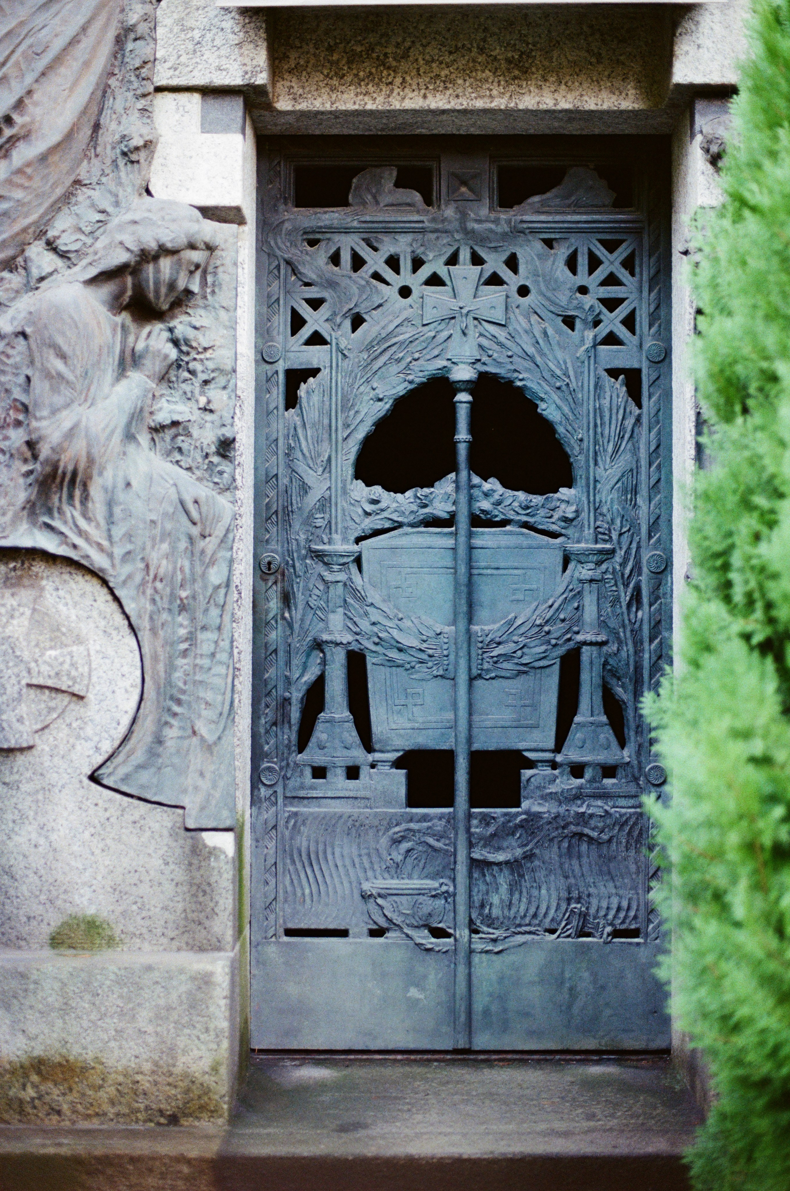 Monumentale. Anastasia Shapoval violoniste et photographe. Annecy — Geneve