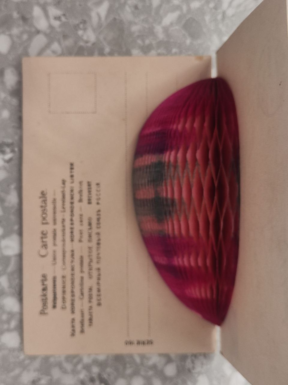 Старинная пасхальная открытка с яйцом внутри. Фотограф, коллекционер винтажных открыток и создатель историй на пересечении прошлого и личного. Ирина Дайнакова