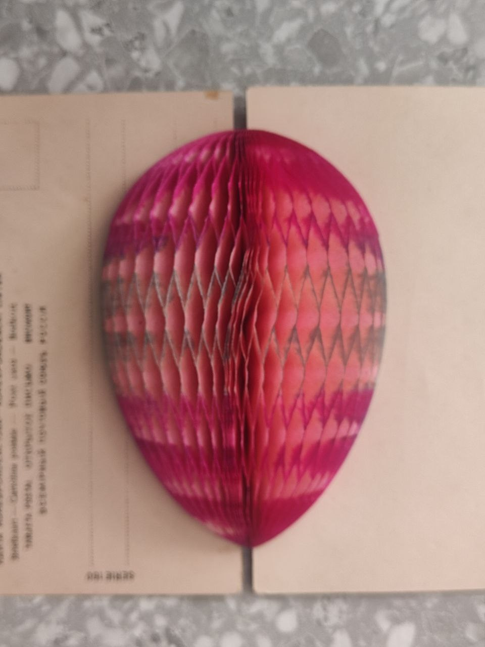 Старинная пасхальная открытка с яйцом внутри. Фотограф, коллекционер винтажных открыток и создатель историй на пересечении прошлого и личного. Ирина Дайнакова