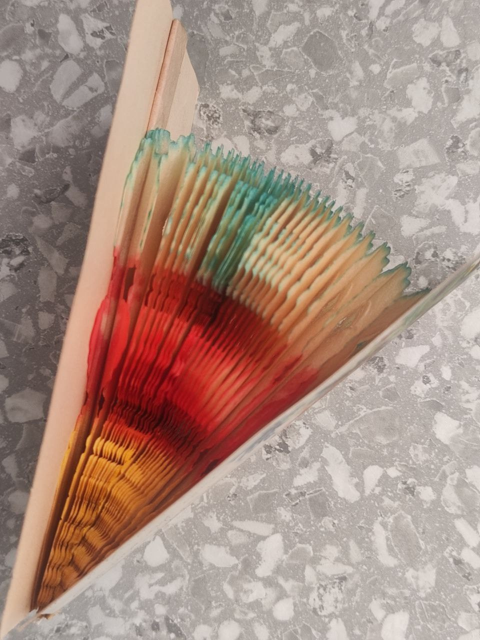 Старинная открытка с веером внутри. Фотограф, коллекционер винтажных открыток и создатель историй на пересечении прошлого и личного. Ирина Дайнакова