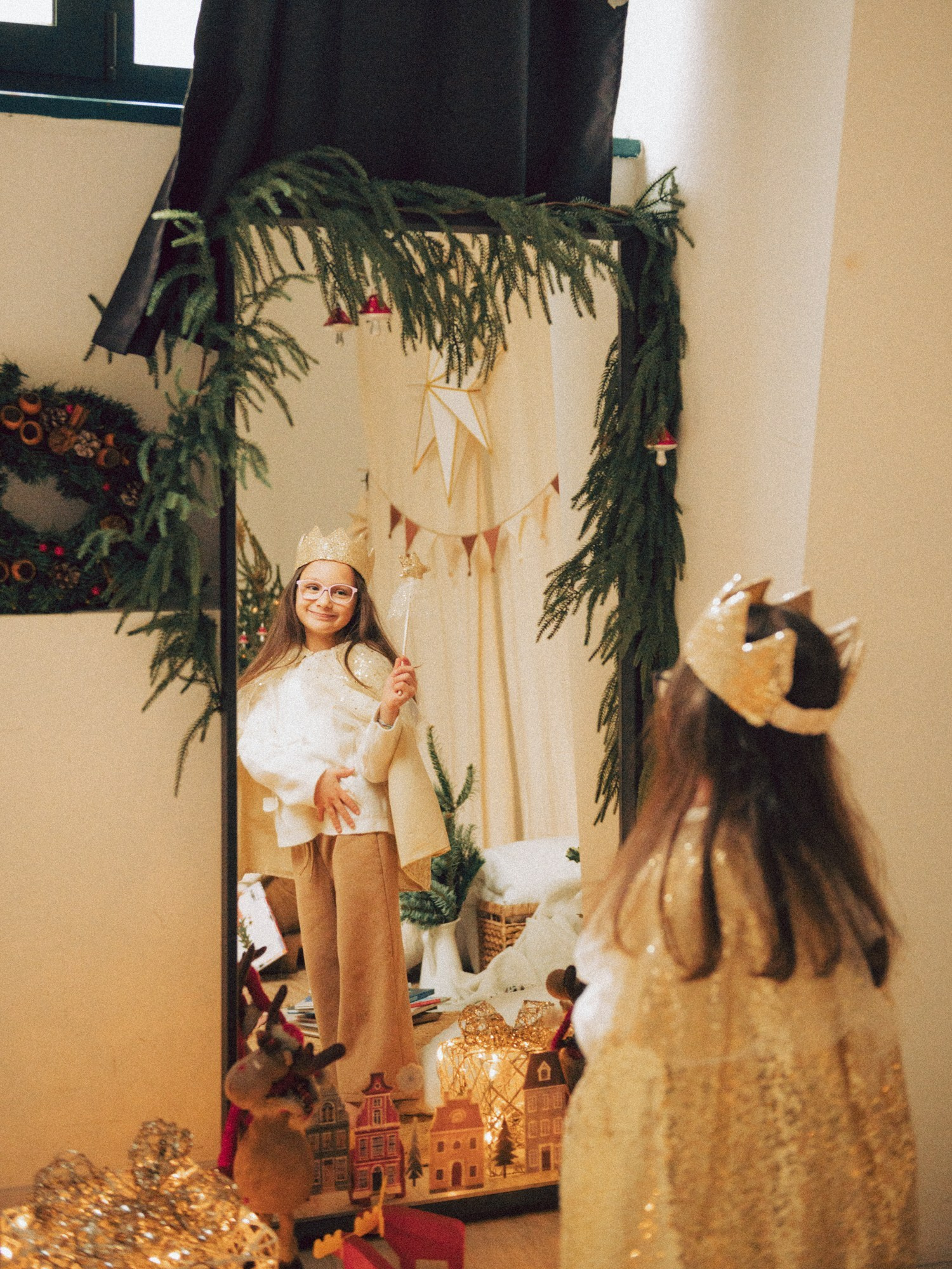 servizio fotografico natalizio famiglia, teatrino delle ombre, gioco creativo bambini, atmosfera intima natalizia, luce calda inverno, fotografia di famiglia creativa, racconti di Natale, connessione genitori figli, pupazzi fatti a mano, anastasiia buchinskaia photographer, anamilanofoto, servizio natale milano, fotografo sessione natalizia milano, migliore sessione fotografica natalizia