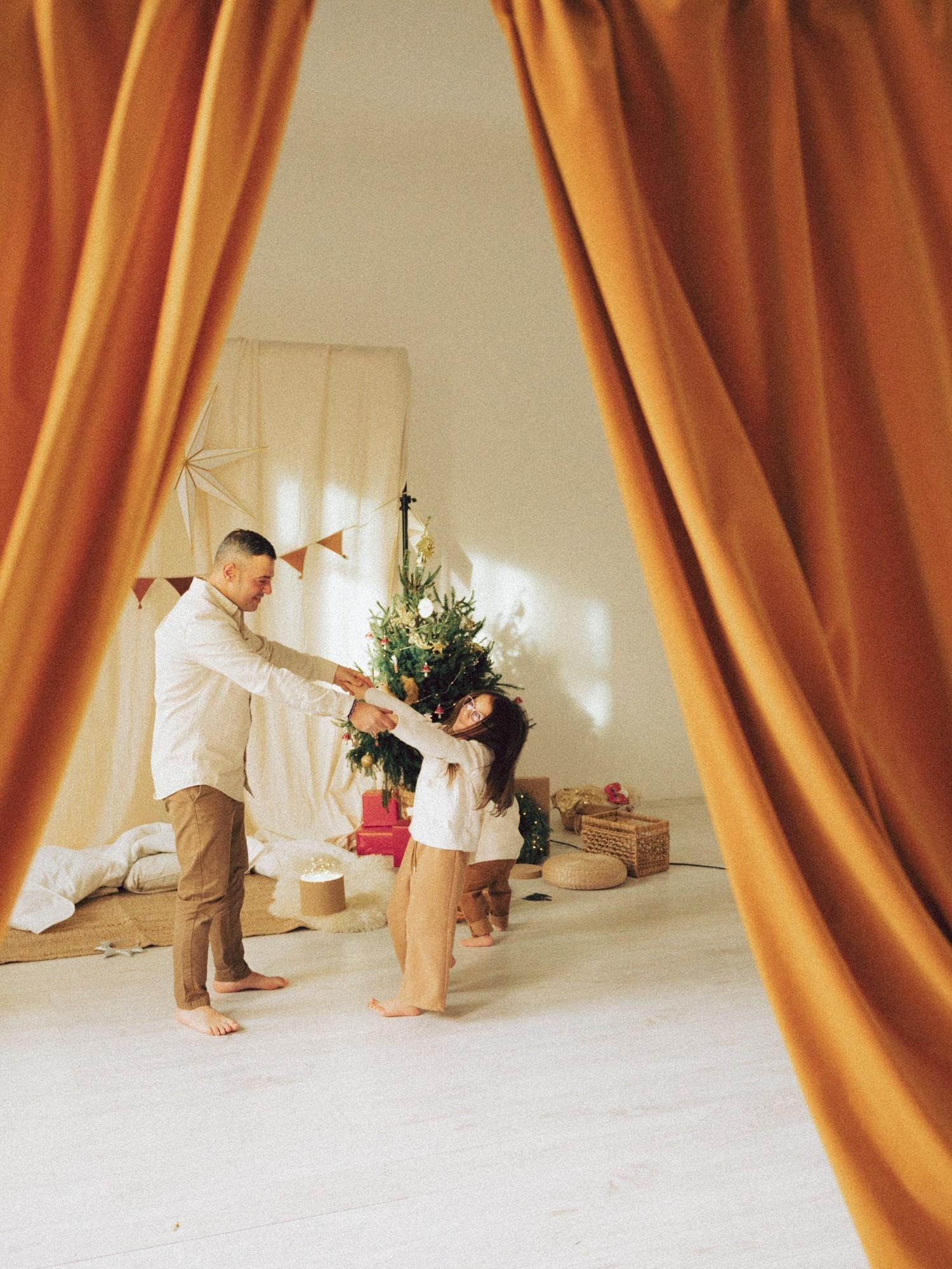 servizio fotografico natalizio famiglia, teatrino delle ombre, gioco creativo bambini, atmosfera intima natalizia, luce calda inverno, fotografia di famiglia creativa, racconti di Natale, connessione genitori figli, pupazzi fatti a mano, anastasiia buchinskaia photographer, anamilanofoto, servizio natale milano, fotografo sessione natalizia milano, migliore sessione fotografica natalizia