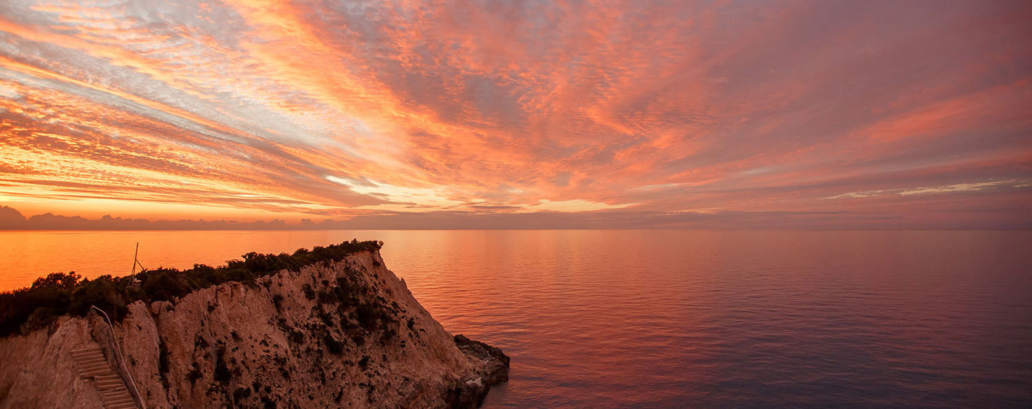 Uvirkelig solnedgang på øya Lefkada i Hellas