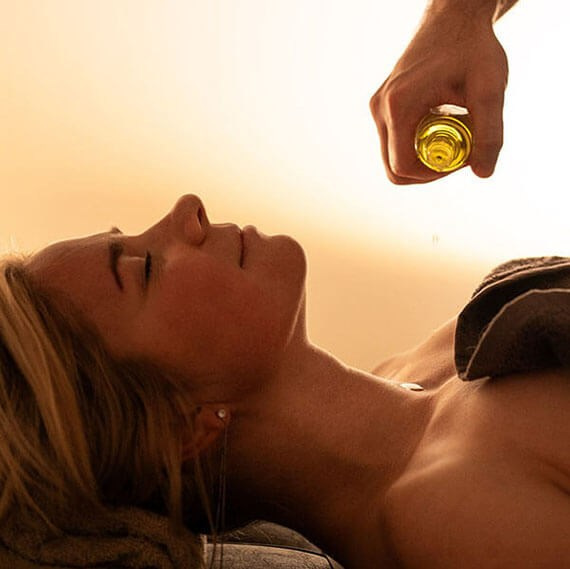 Aromaölmassage in Köln – wohltuende Entspannung mit hochwertigen Ölen