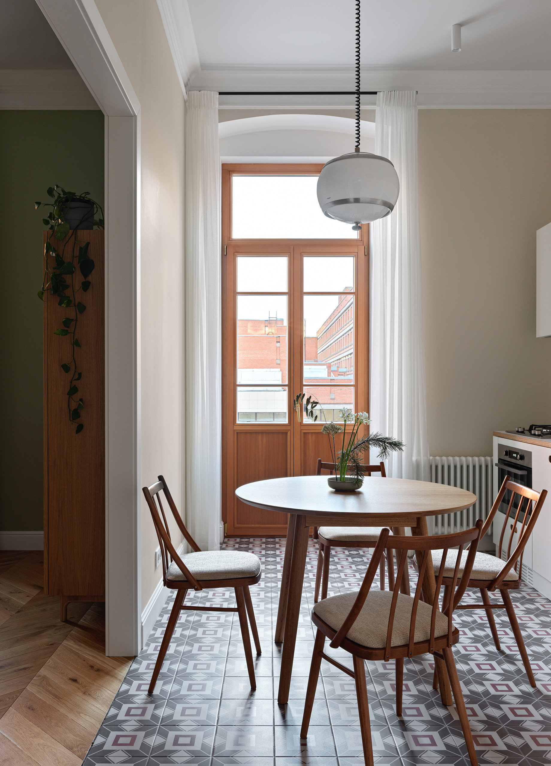 Обеденная зона с большим столом, стульями и видом.