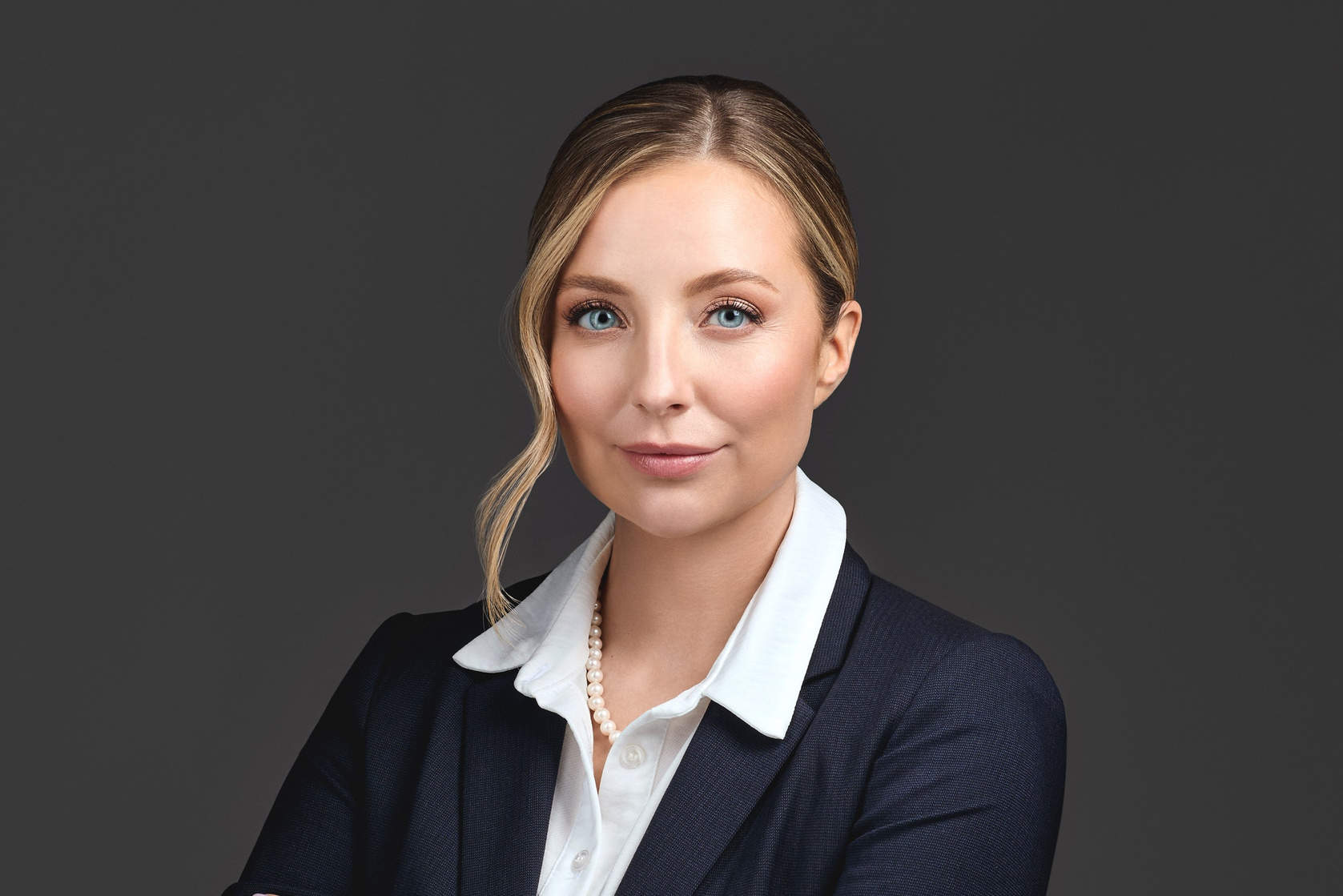 Professionelles Bewerbungsfoto Mannheim - Sympathische junge Frau vor grauem Hintergrund - LAV Fotostudio