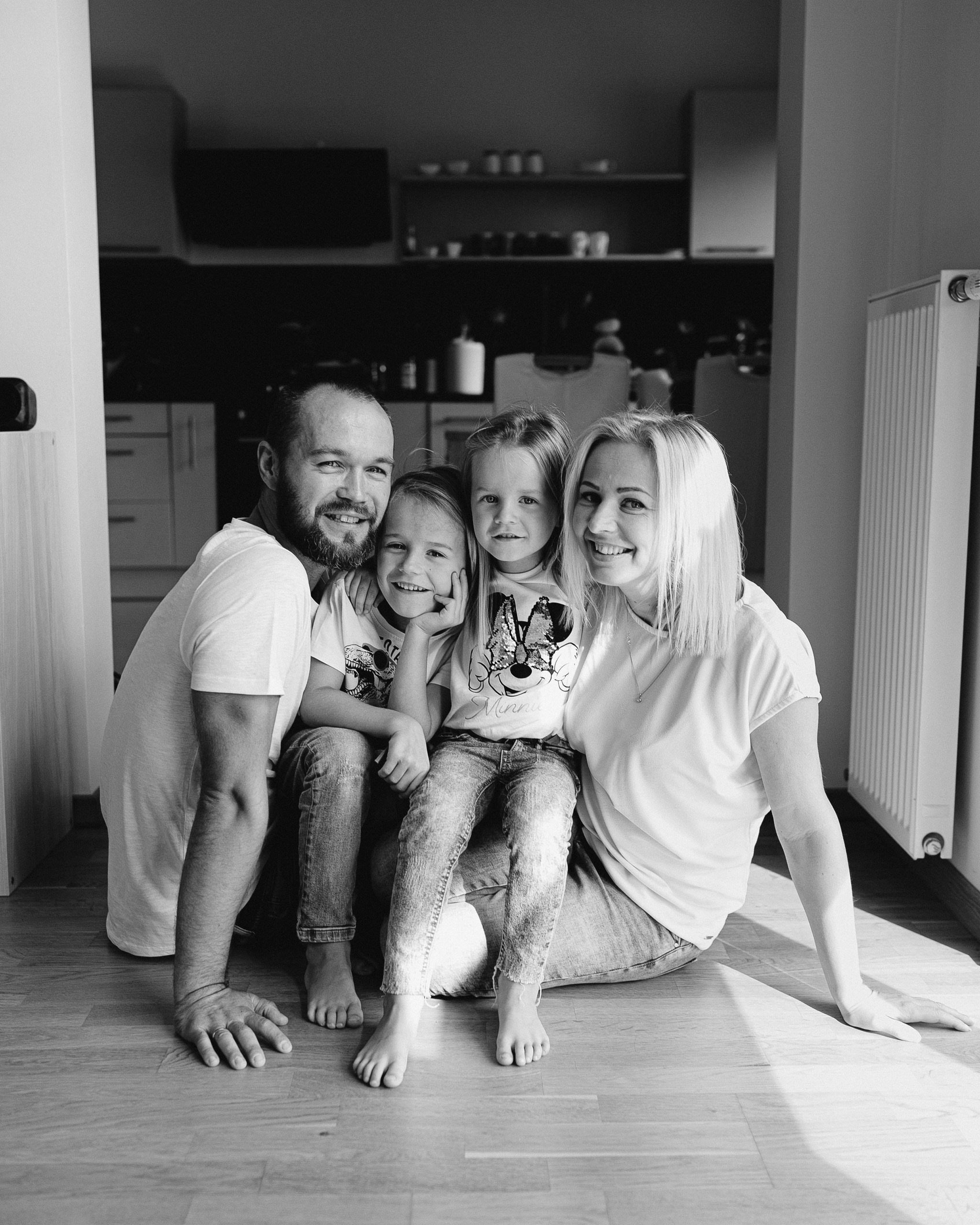 IETEIKUMI ĢIMENES FOTOSESIJAI MĀJĀS (skraidošie bērni)