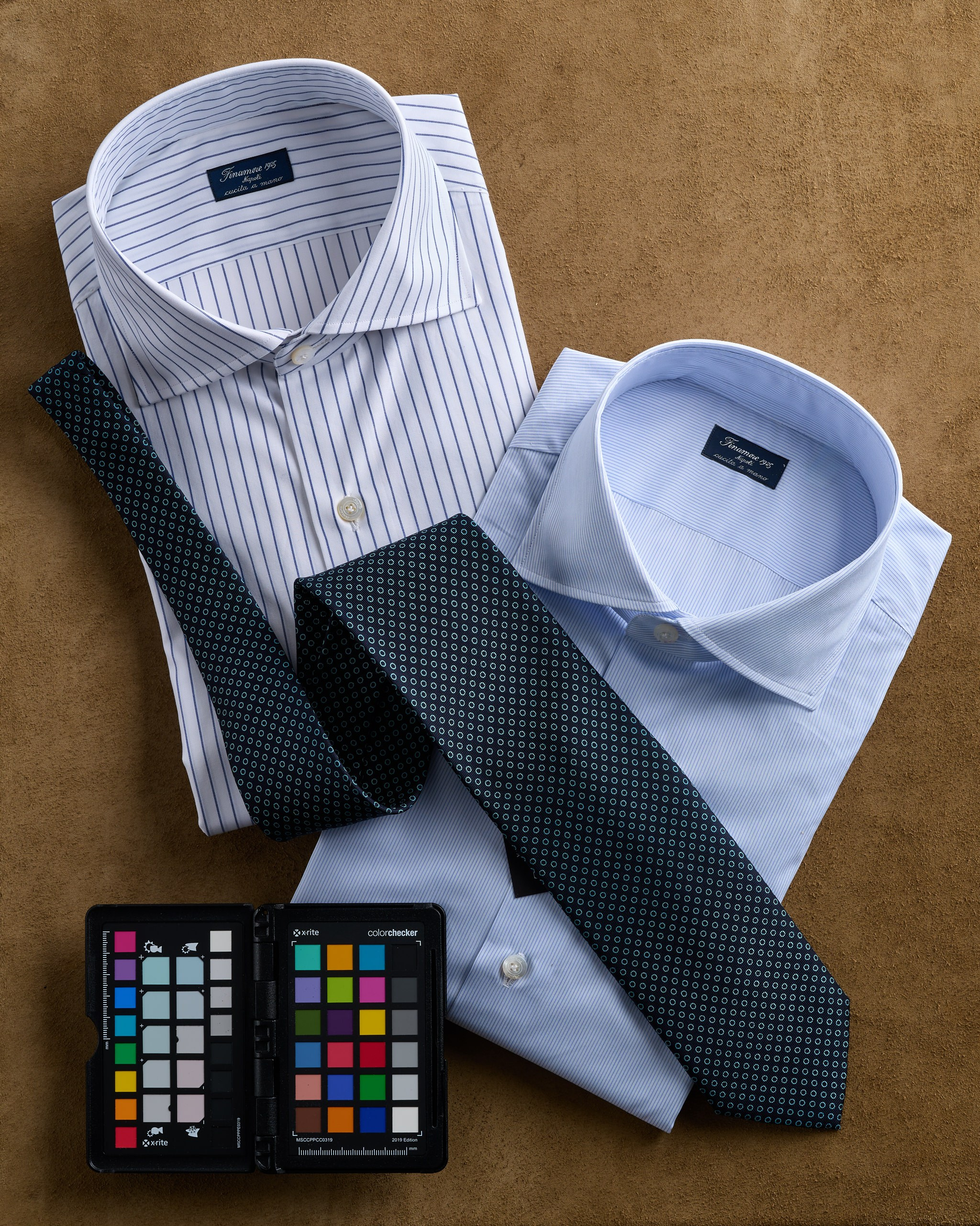 Produktfotografie Wien – Flat Lay von Herrenhemden mit Krawatten und Farbkarte.