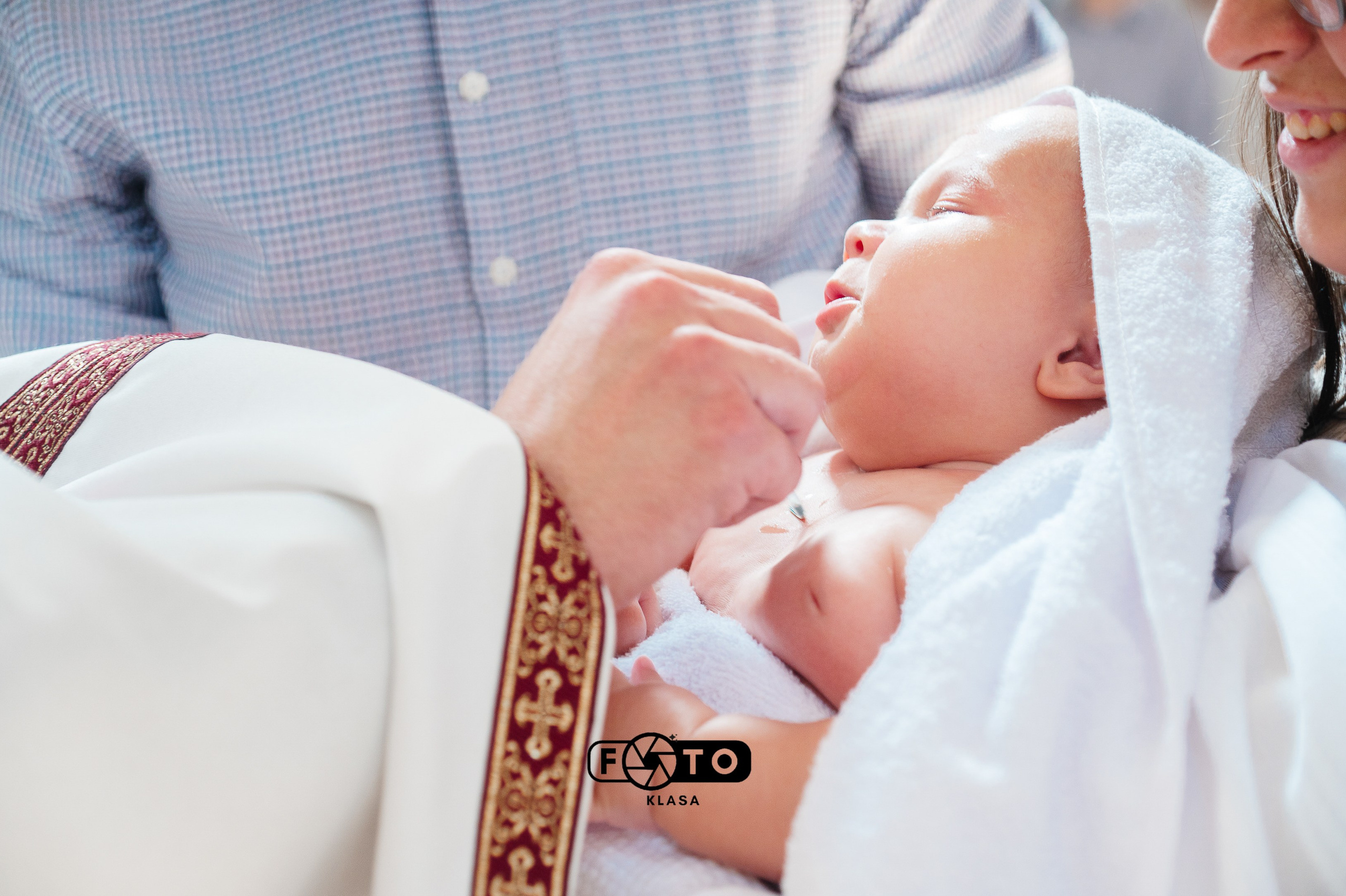 Profesionalno newborn fotografisanje u studiju - beba u korpi sa cvećem, Fotoklasa.rs